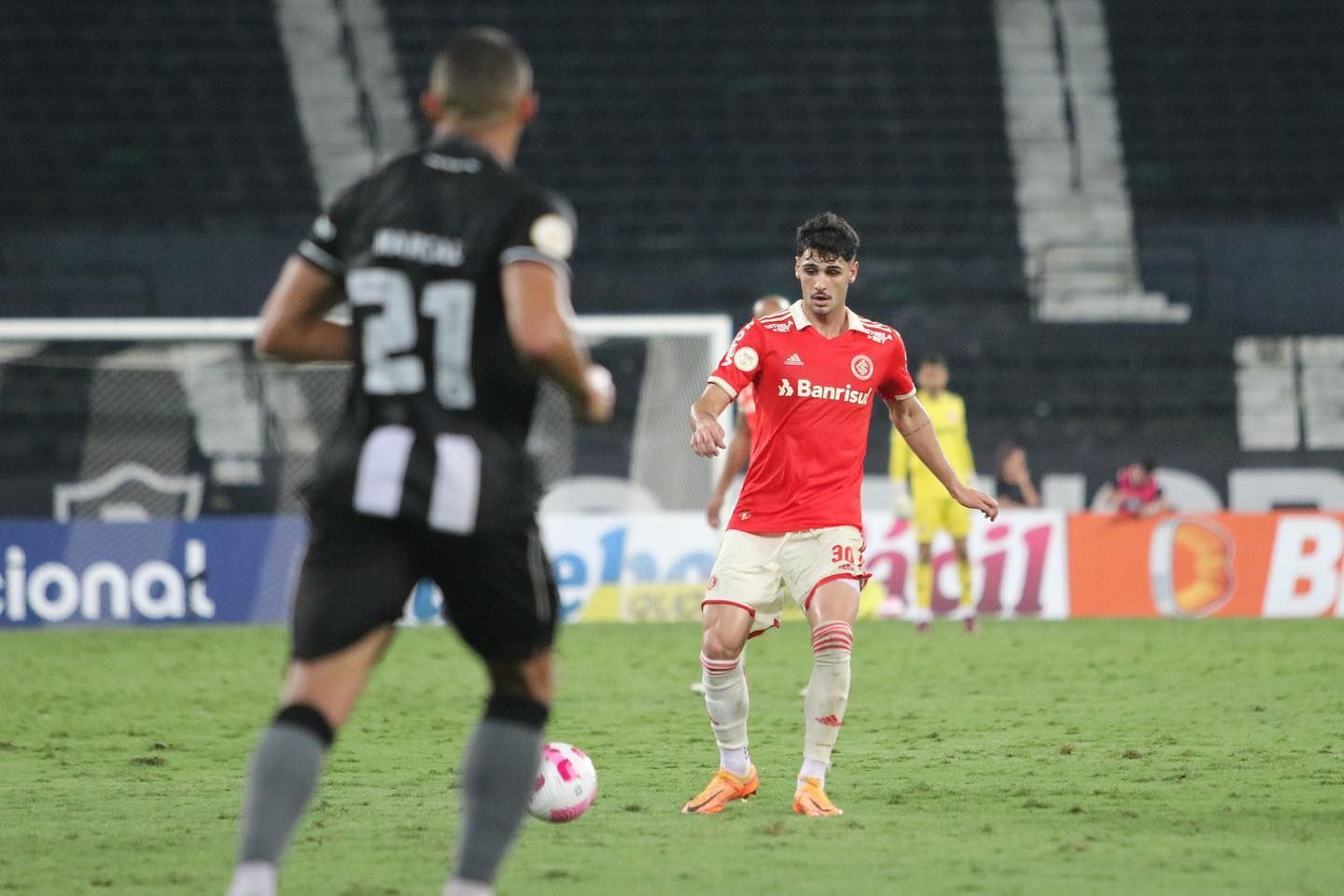  Johnny Cardoso, en el Internacional de Porto Alegre