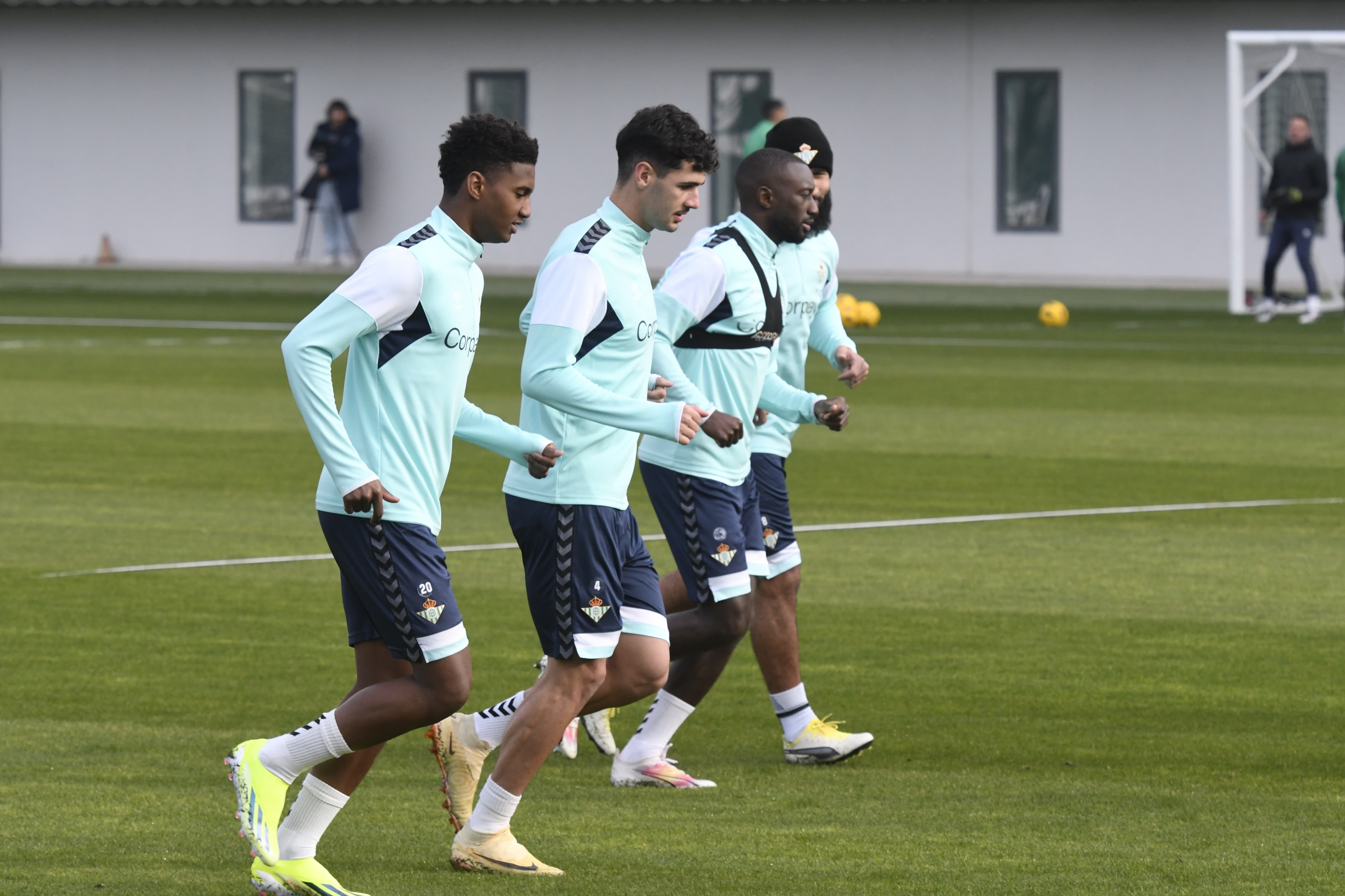 Johnny Cardoso, entre Abner y Sabaly, en el entrenamiento del Real Betis (foto: Kiko Hurtado).