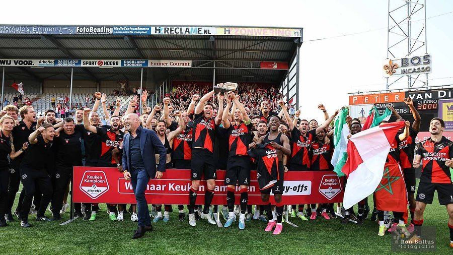 La plantilla del Almere City celebra el ascenso a la Eredivisie.