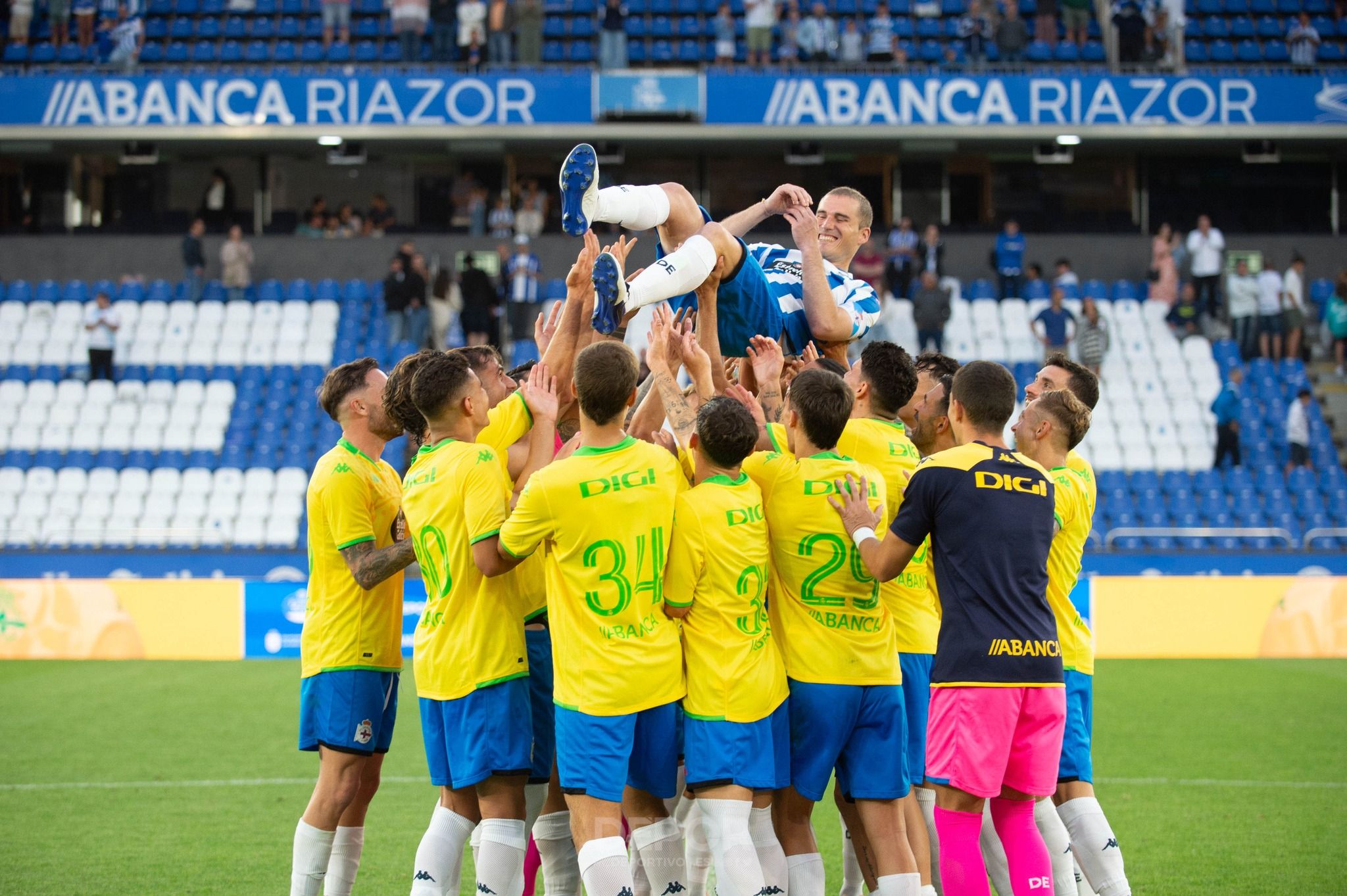 En el Teresa Herrera, Álex se llevó el brazalete al ser sustituido y el Dépor jugó 'sin capitán' hasta que entró Mackay