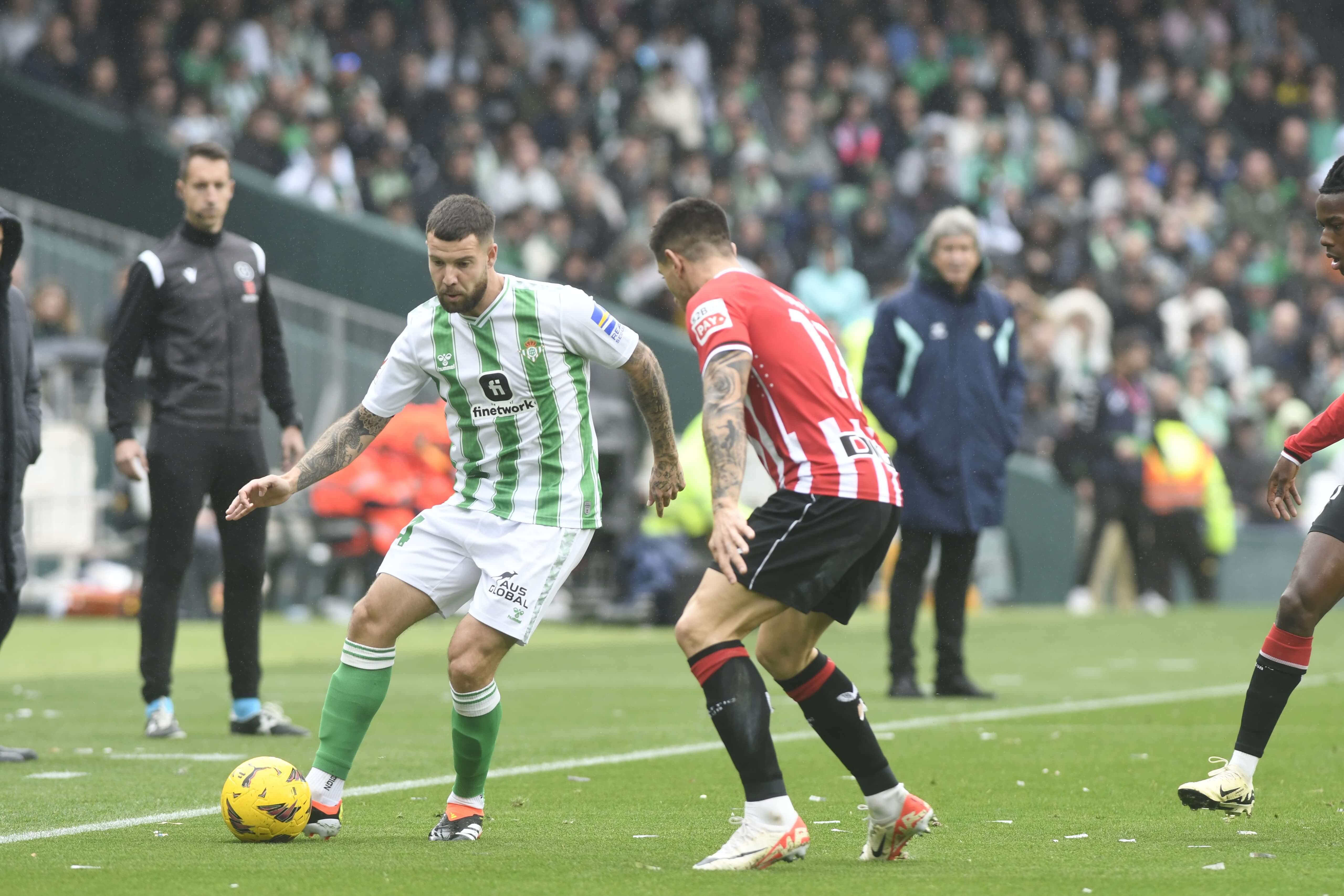  Aitor Ruibal con la pelota pegada al pie (foto: Kiko Hurtado).