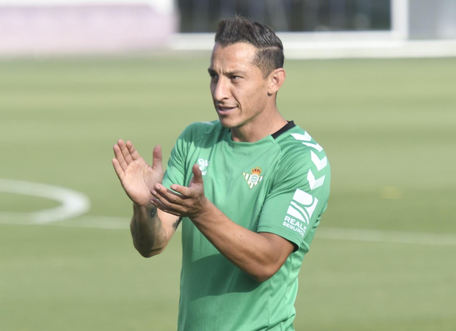 Andrés Guardado, en un entrenamiento con el Betis