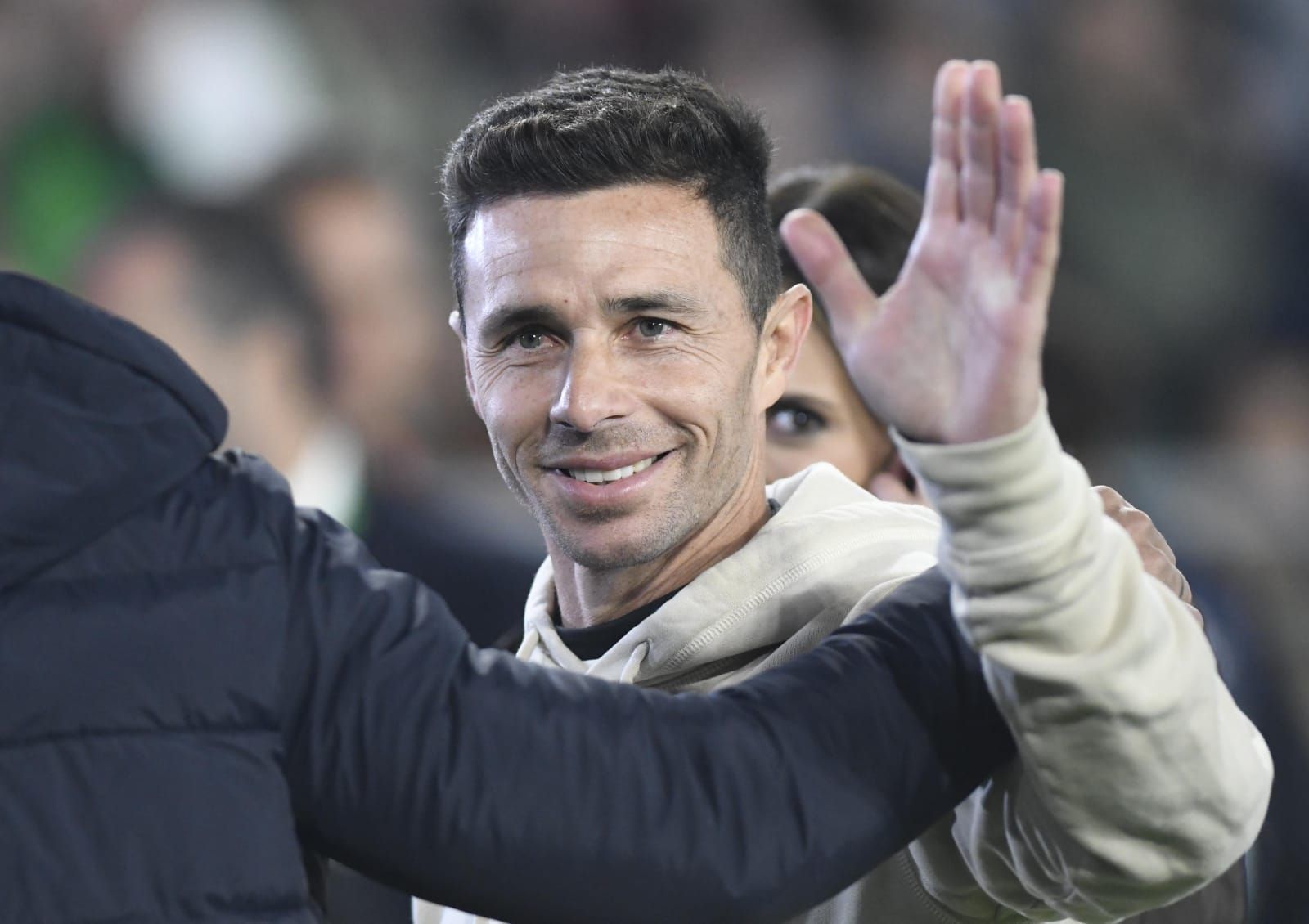  Rubén Castro saluda a la afición (foto: Kiko Hurtado).