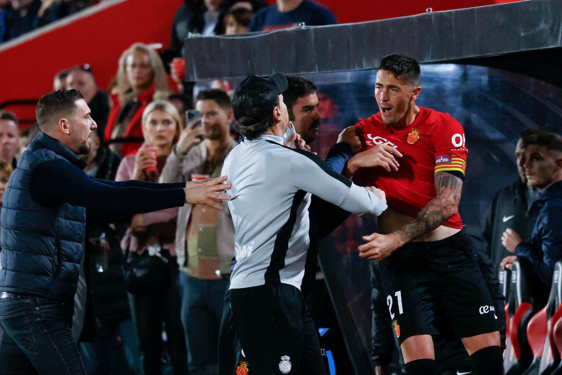 Antonio Raíllo se encara en el Mallorca - Real Sociedad.