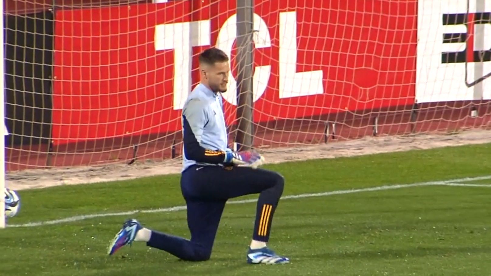  Álex Remiro, durante su primer entrenamiento con la selección.