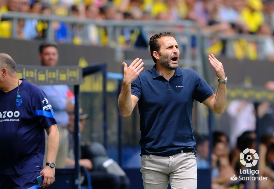  Baraja arenga a sus jugadores en el Cádiz-Valencia.