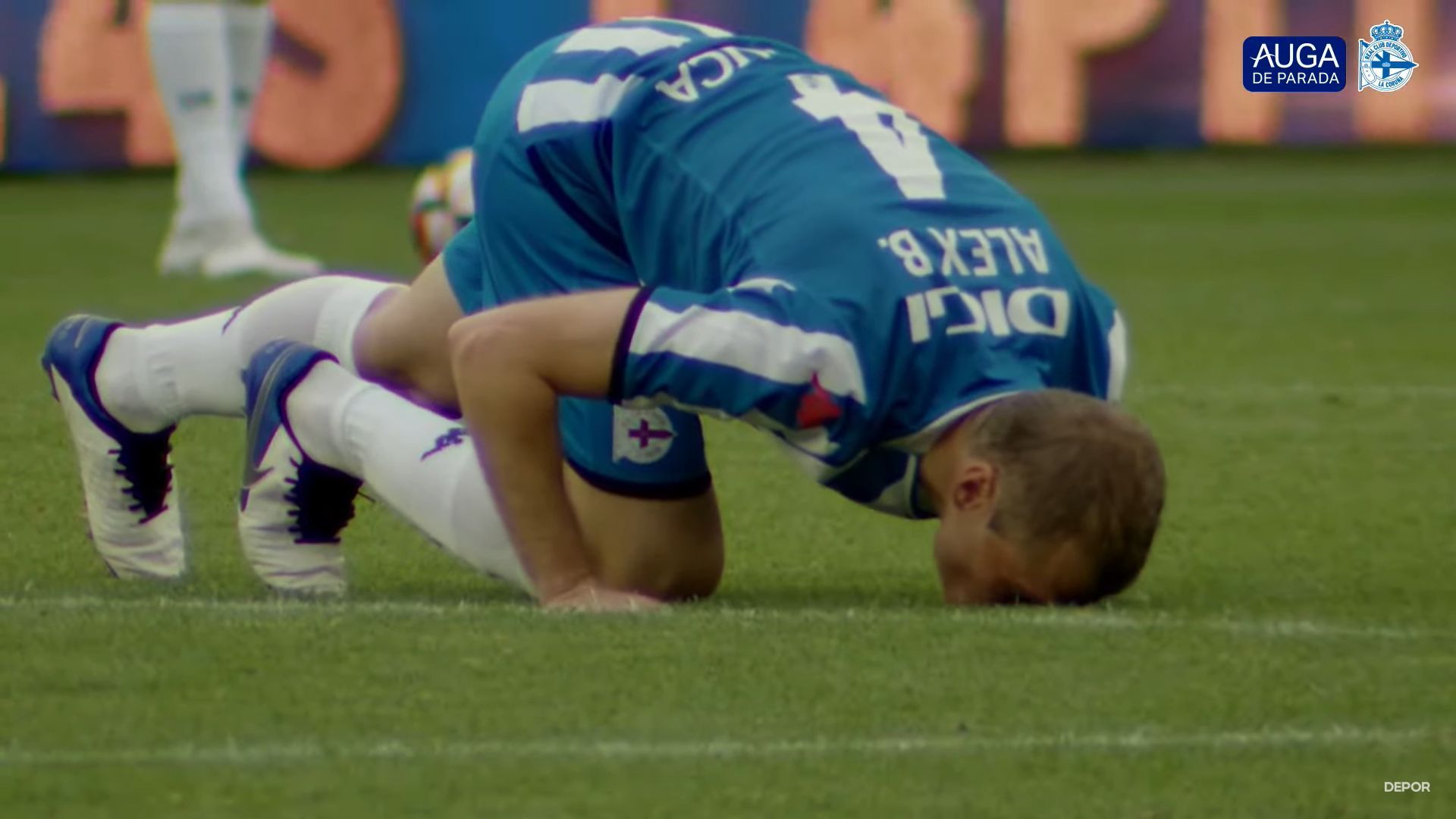 Bergantiños besó el césped de Riazor en su adiós