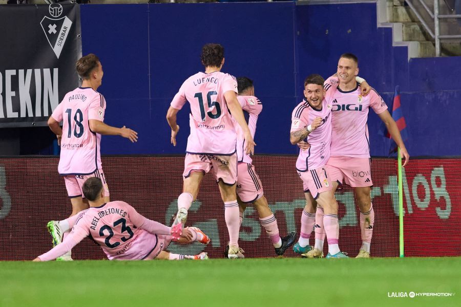  Alemao recibe las felicitaciones de sus compañeros tras marcar en Ipurúa.