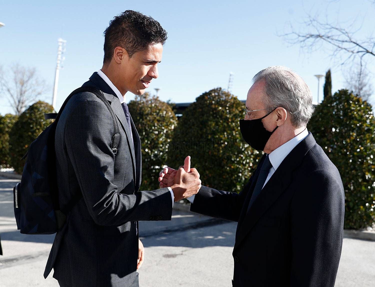  Florentino Pérez saluda a Varane.