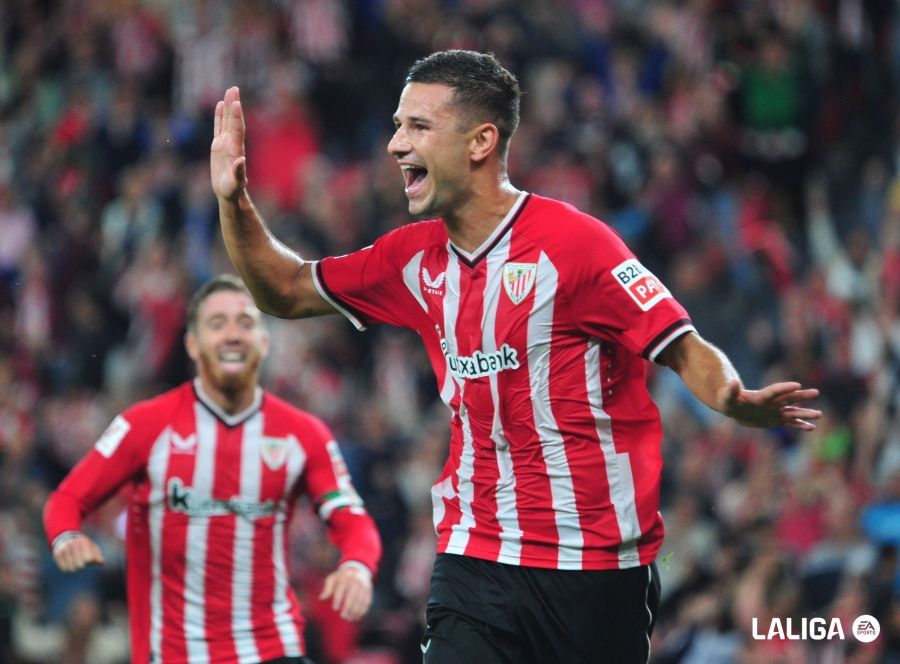  El delantero donostiarra Gorka Guruzeta celebra su gol en el Athletic Club - Real Betis.