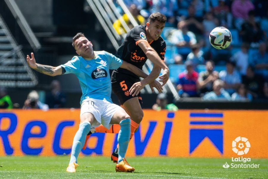 Iago Aspas, arrollado por Gabriel Paulista en el Celta - Valencia (Foto: LaLiga).