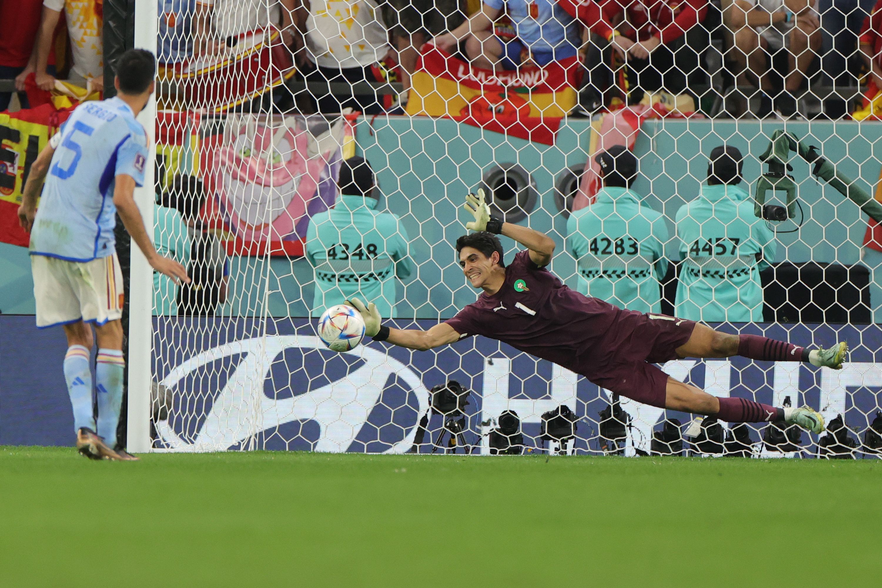  Bono detiene un penalti de España.