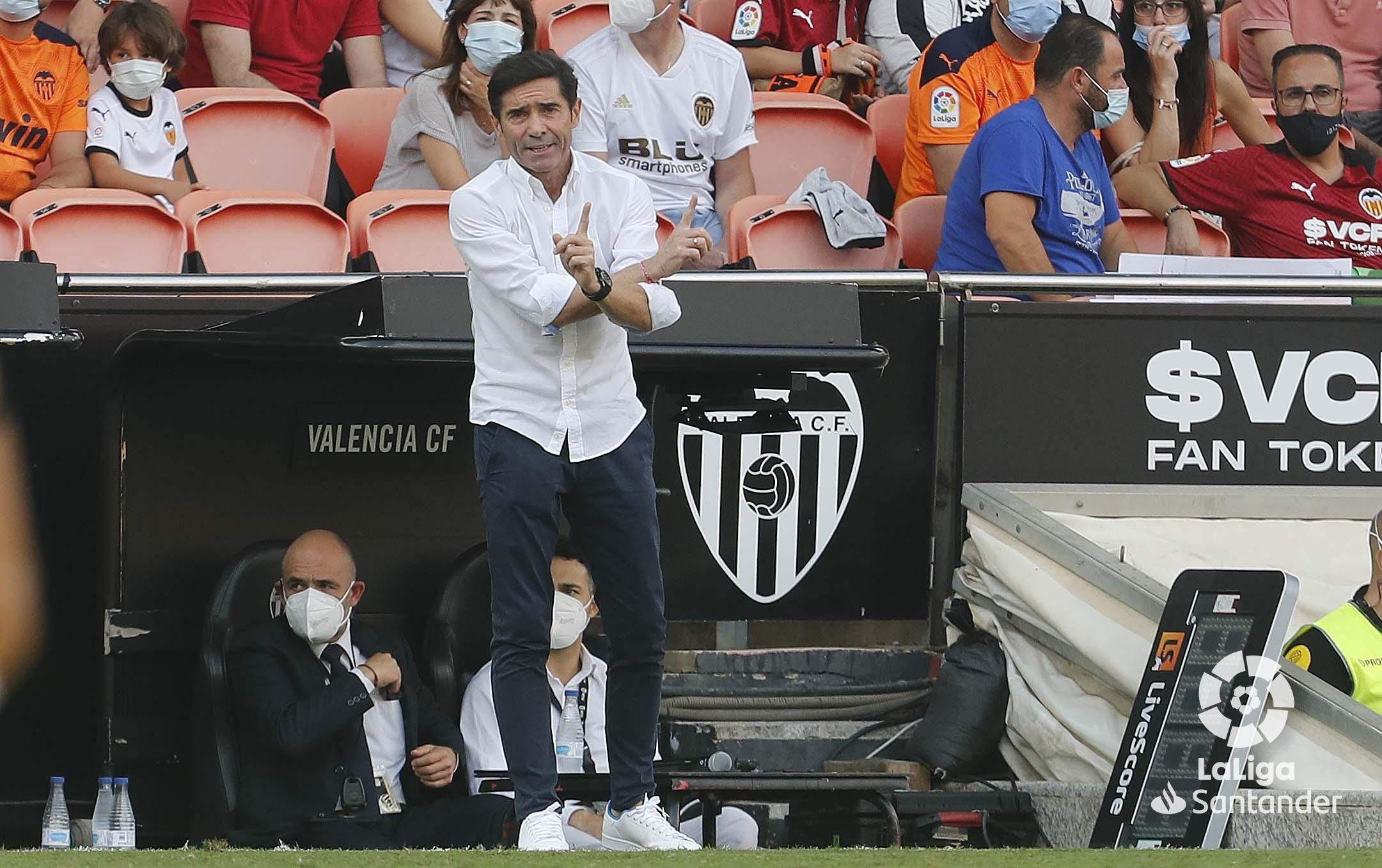  Marcelino García Toral da instrucciones en Mestalla ante el Valencia.
