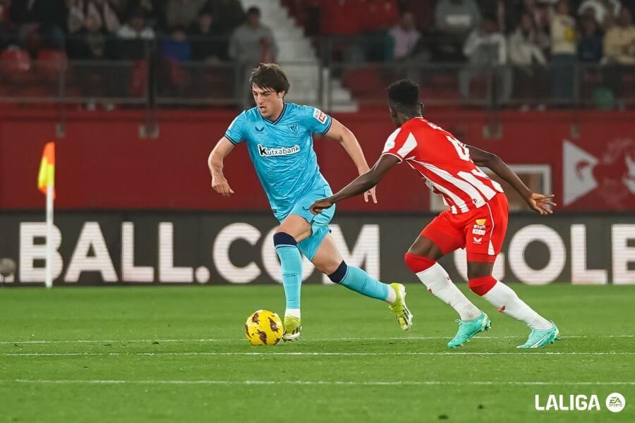  El bermeano Unai Gómez corre ante la UD Almería en el Power Horse Stadium.