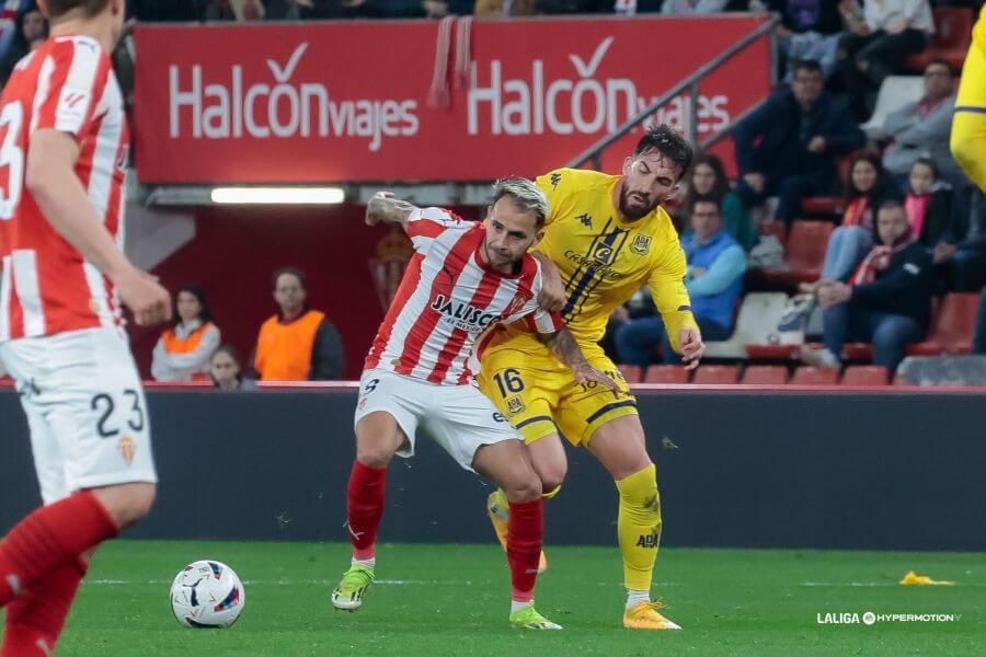 Fran Villalba, durante el Sporting - Alcorcón (Foto: LaLiga).