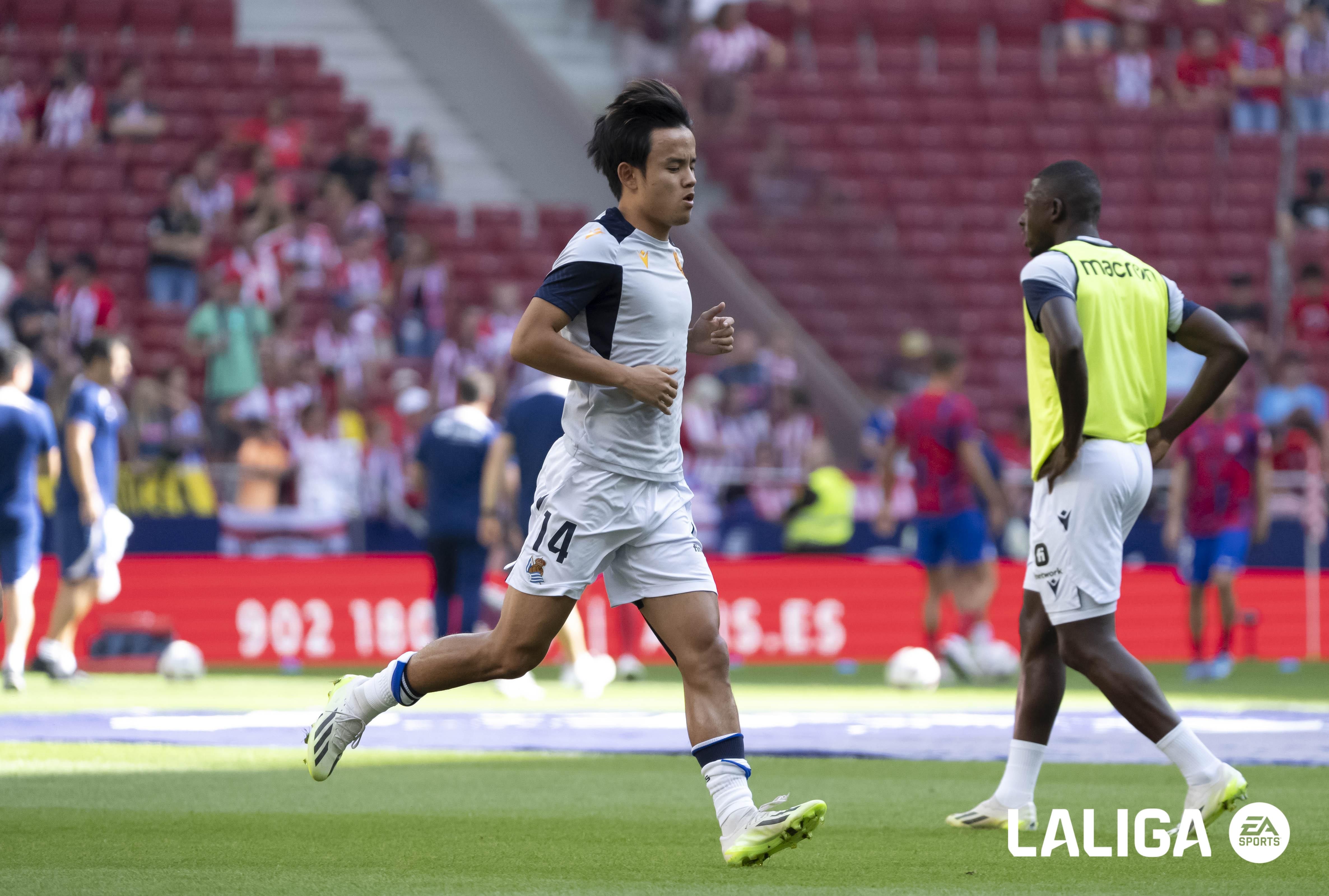  Take Kubo calienta en el Metropolitano antes del Atlético - Real Sociedad.