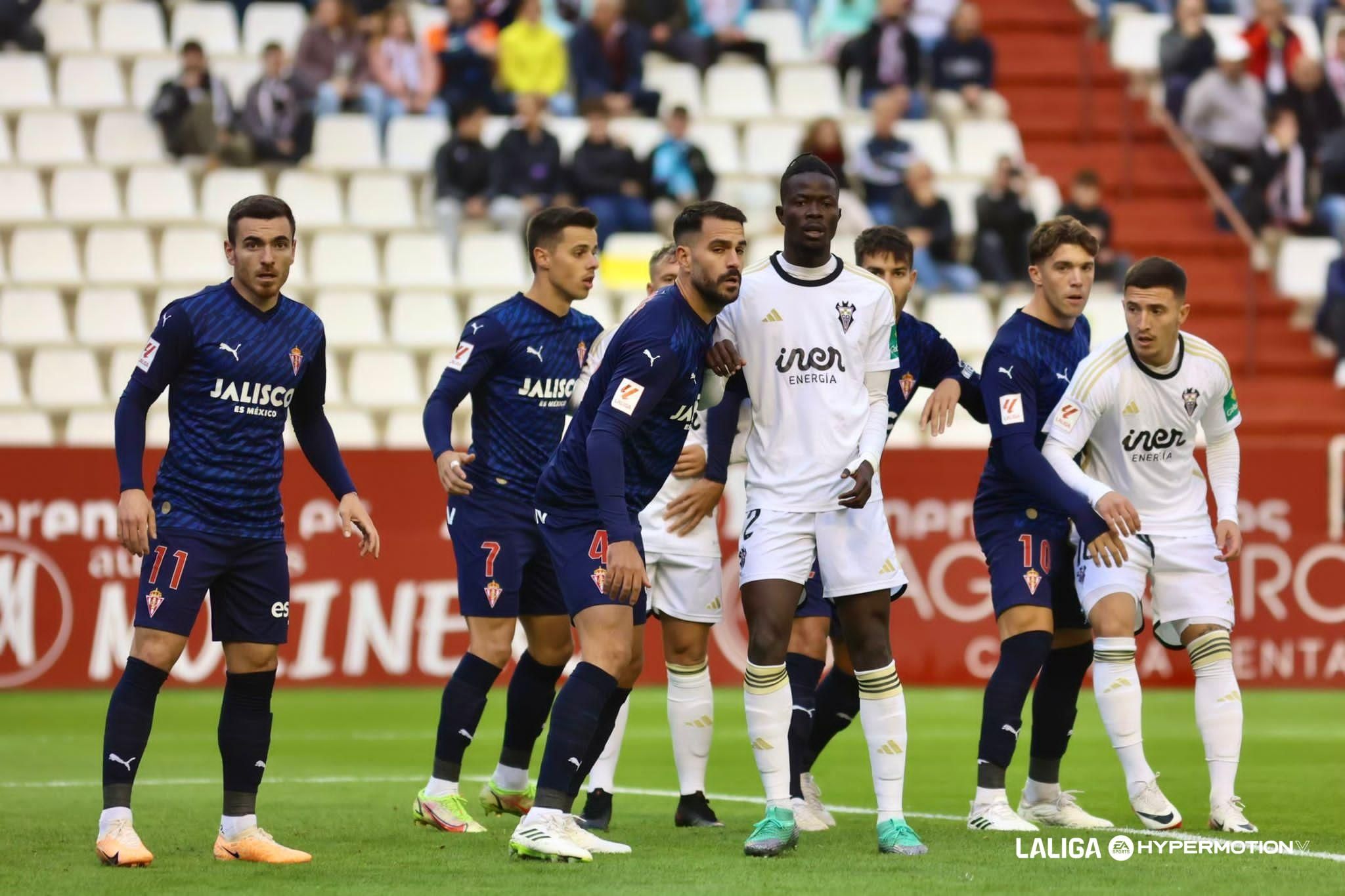  Campuzano e Insua defienden una acción a balón parado en el Albacete - Sporting.