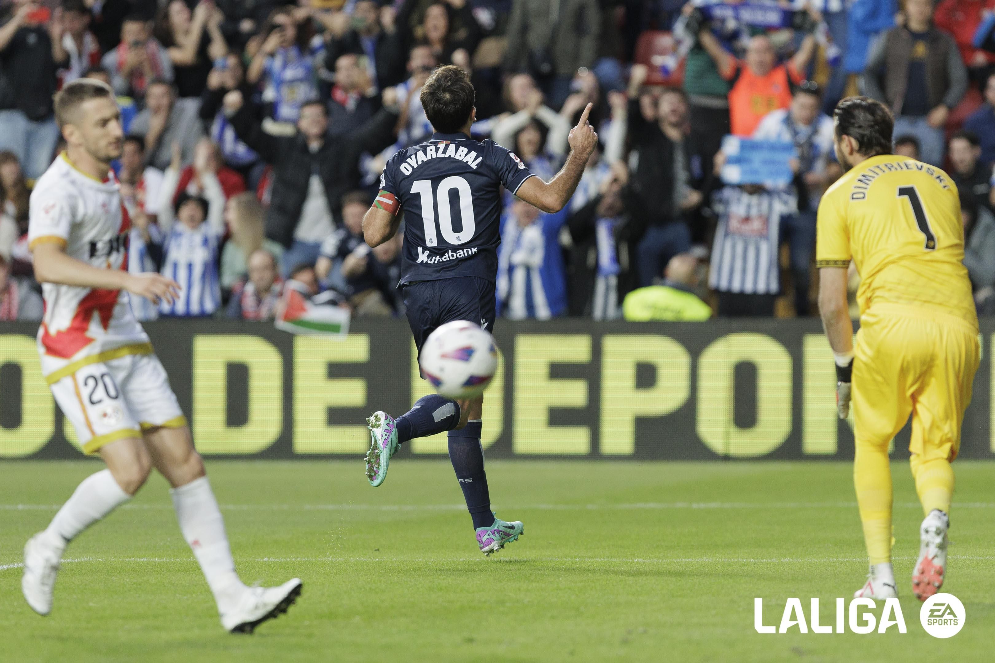 Mikel Oyarzabal celebra un gol con la Real Sociedad esta temporada.