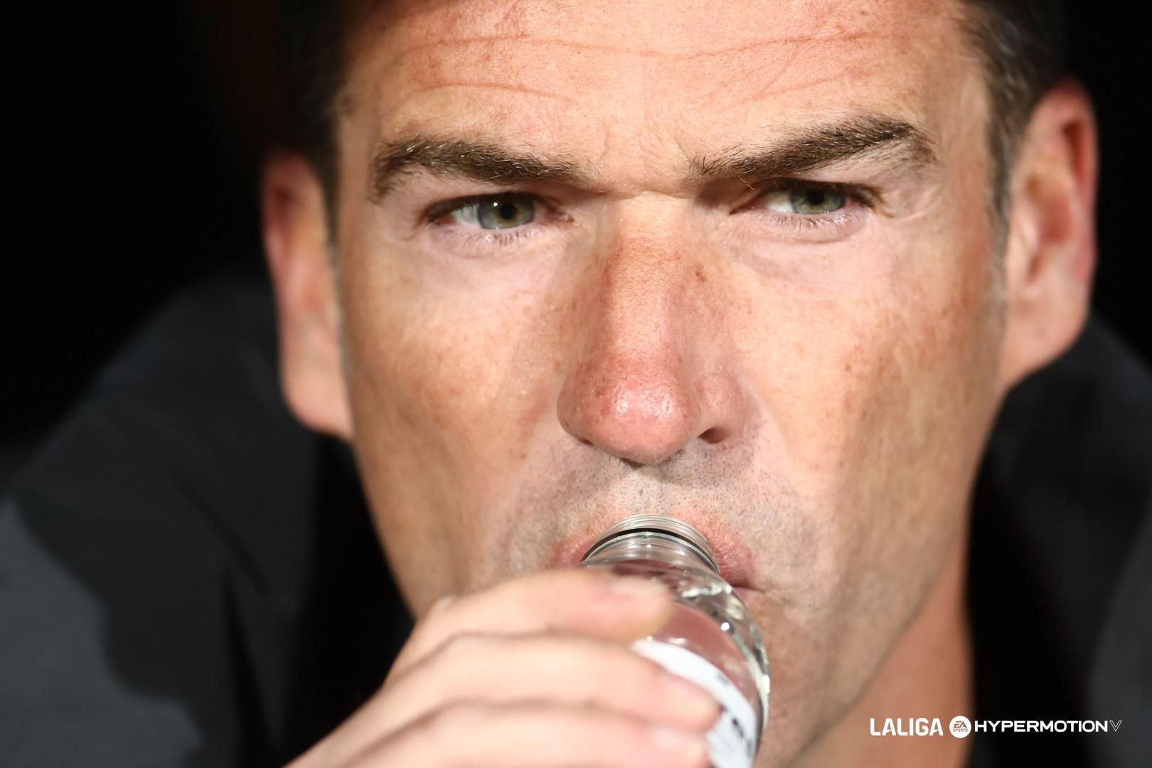 Carrión bebe agua en el Zaragoza - Oviedo.