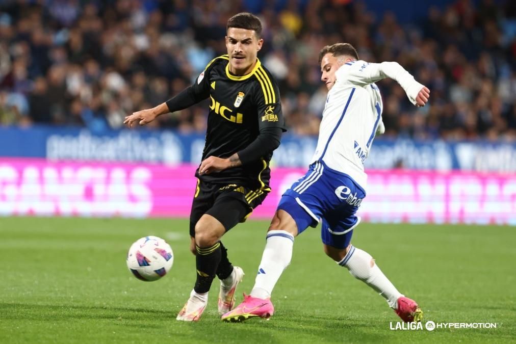  Seoane en un lance del Real Zaragoza - Real Oviedo.