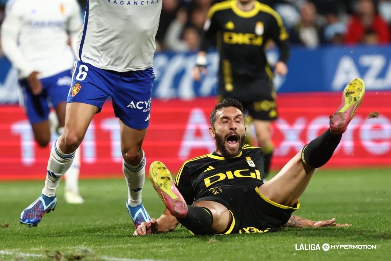 Borja Bastón se lamenta en La Romareda durante el Zaragoza - Oviedo.