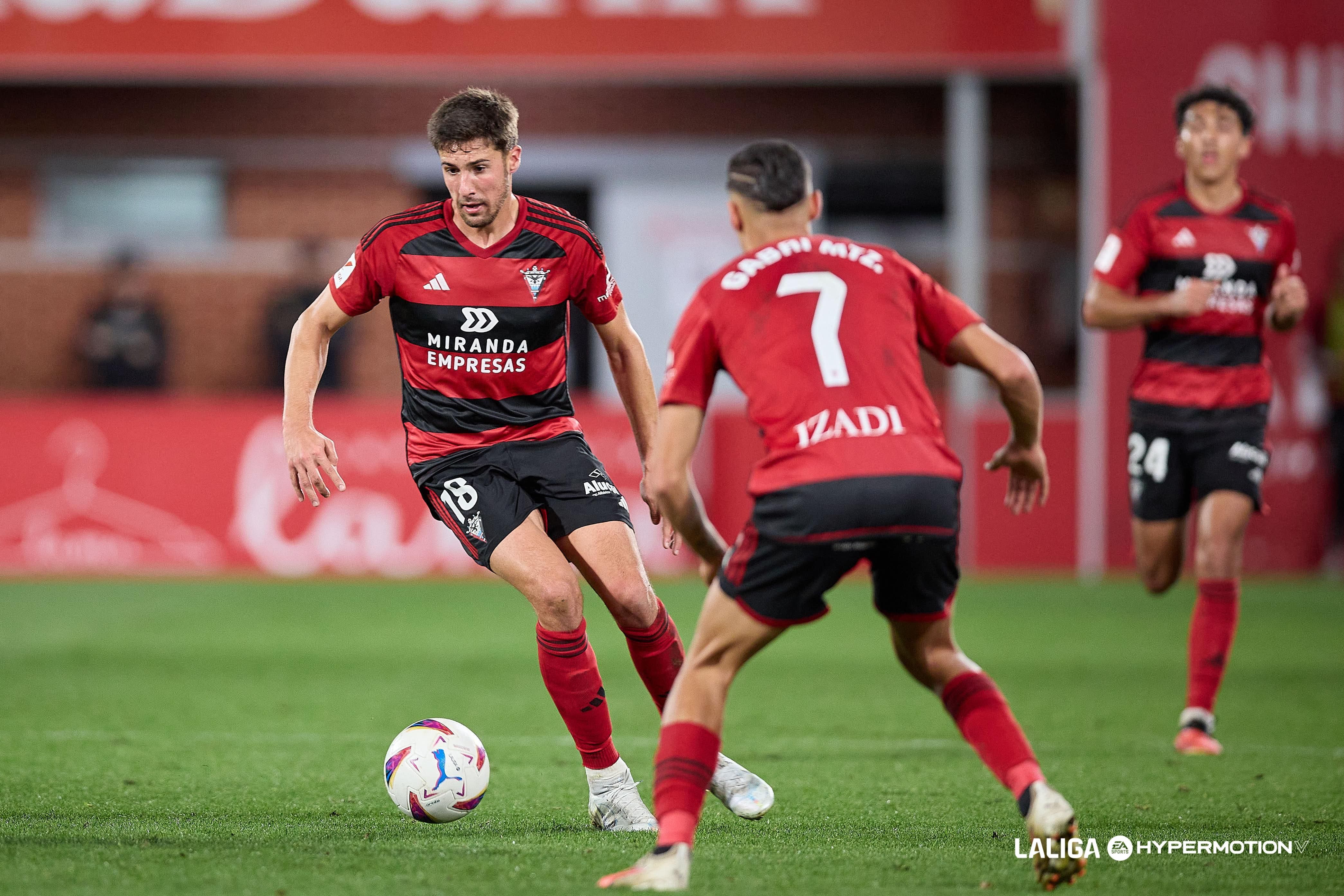  Javi Martón, delantero cedido por el Athletic Club, en un partido con el CD Mirandés.
