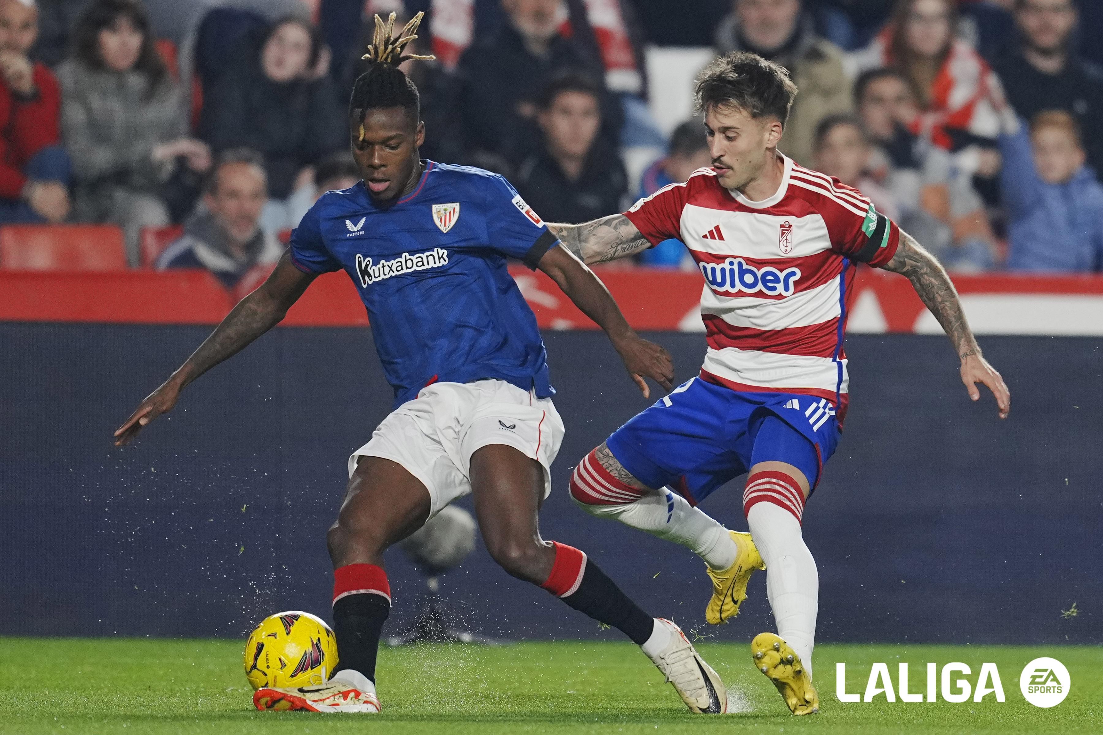 Nico Williams, ante el Granada en Los Cármenes.
