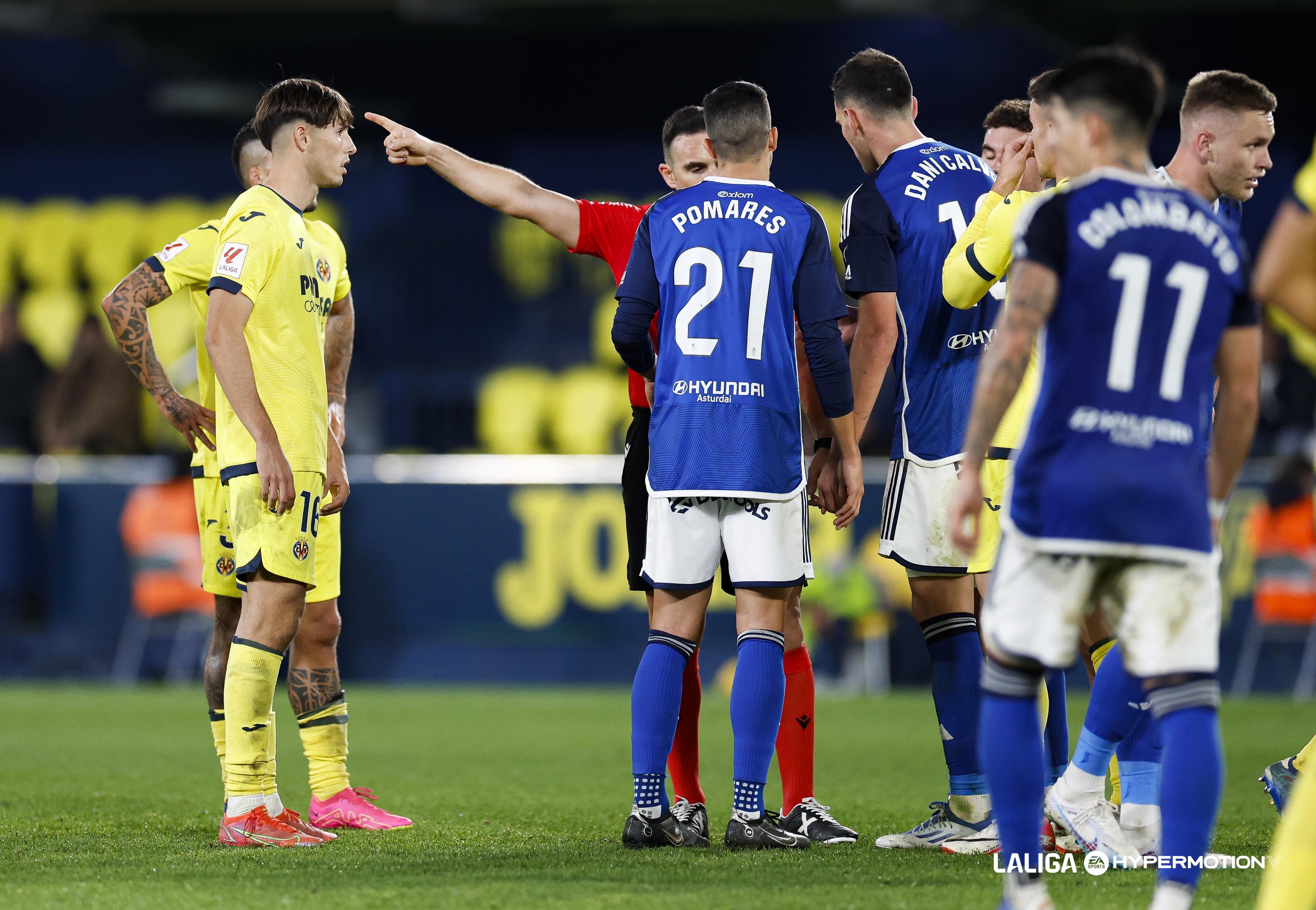  Dani Calvo y Carlos Pomares reclaman al árbitro en el Villarreal B - Oviedo.