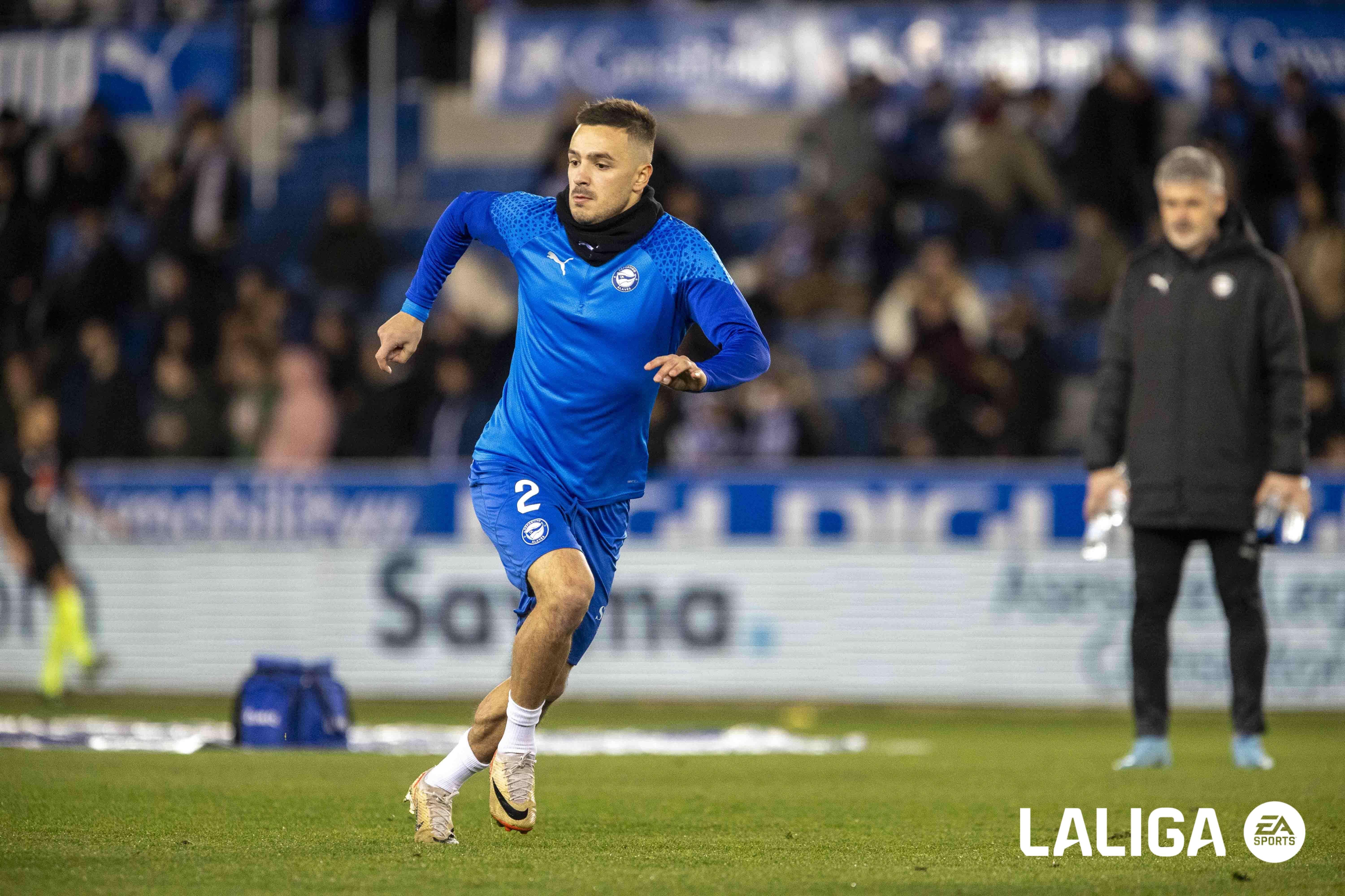 El carrilero Andoni Gorosabel calienta con el Deportivo Alavés (Foto: LALIGA).