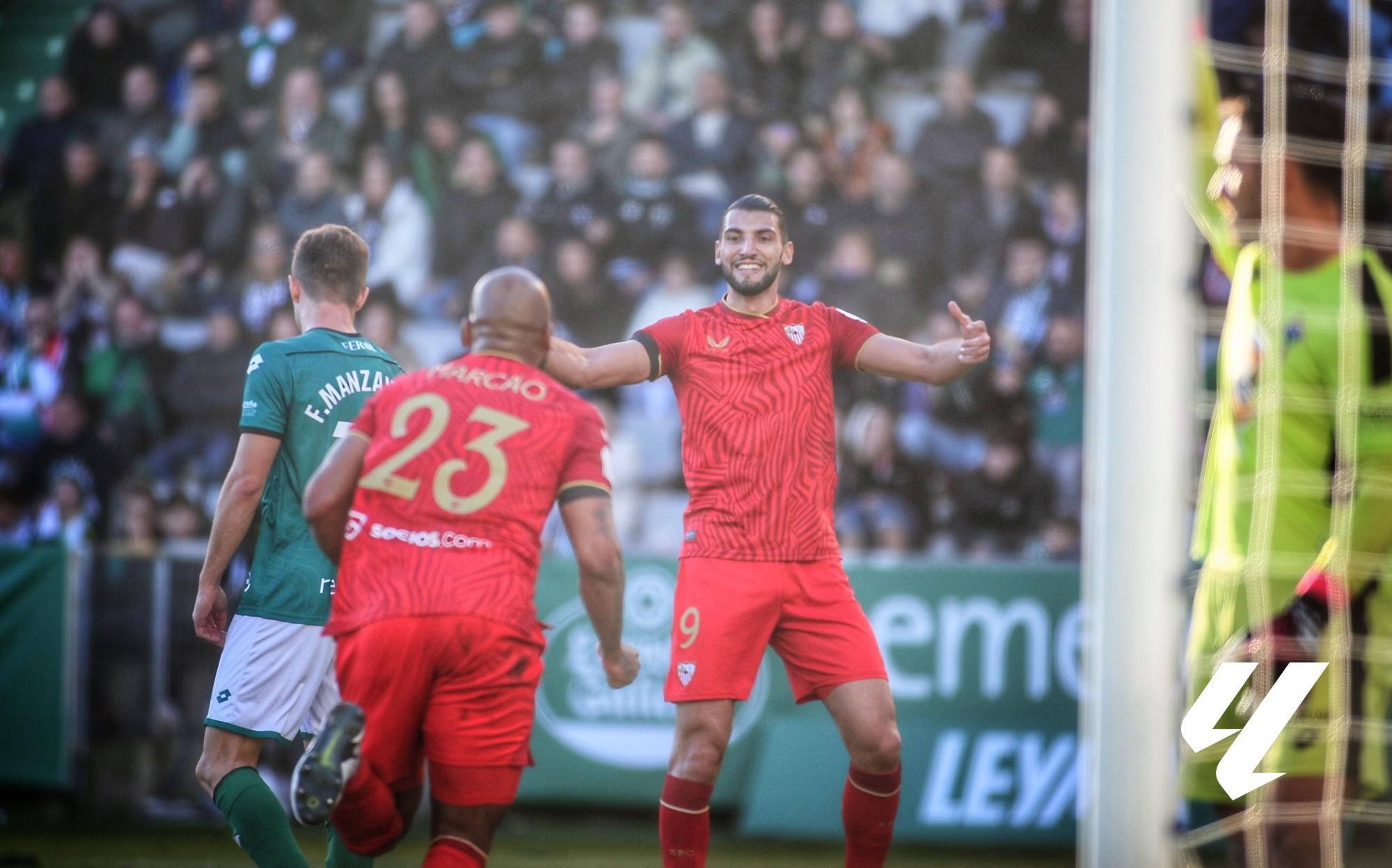  Rafa Mir celebra con Marcao su gol ante el Ferrol.