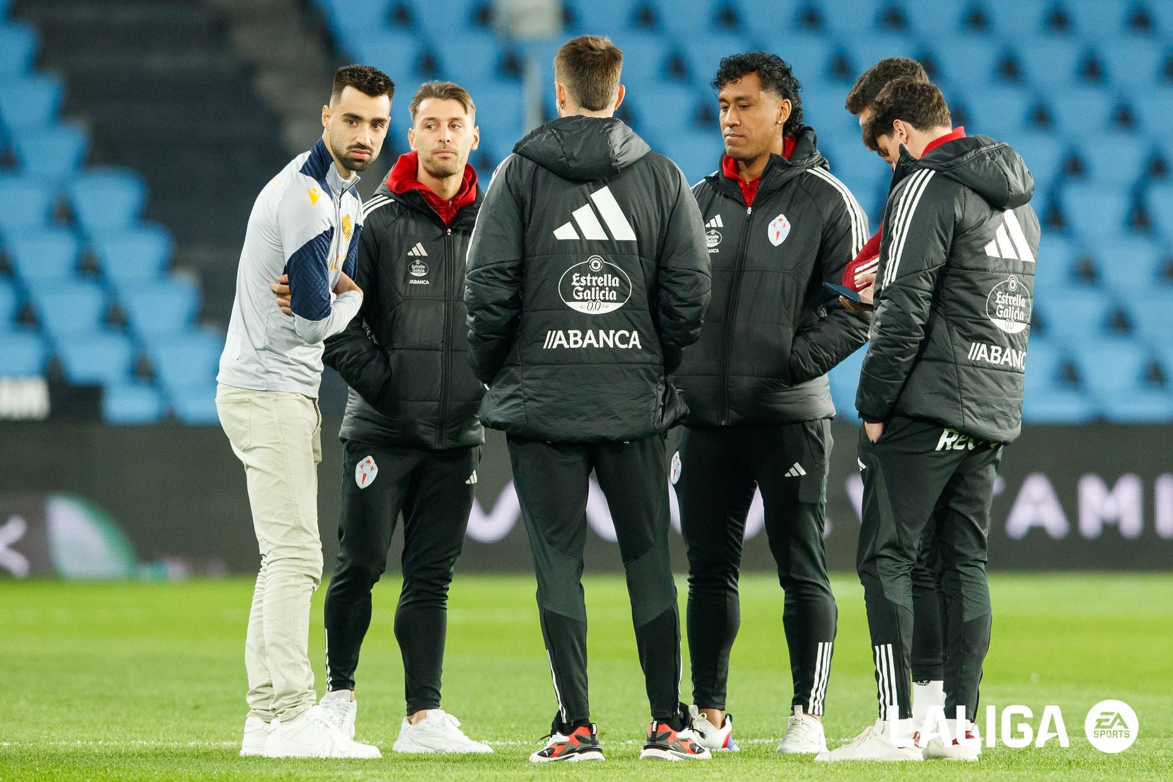 Brais Méndez, con sus excompañeros del Celta en Balaídos.