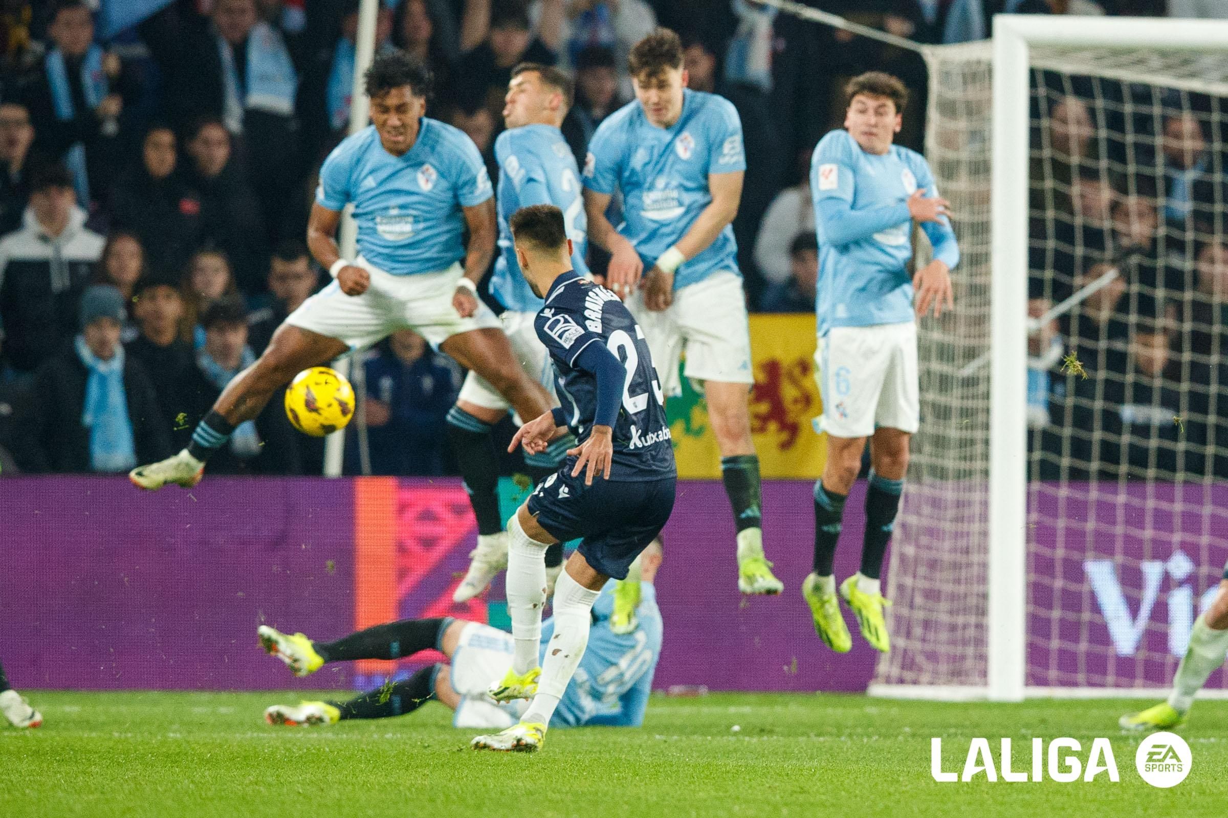 Brais Méndez dispara ante la barrera en el Celta - Real Sociedad.