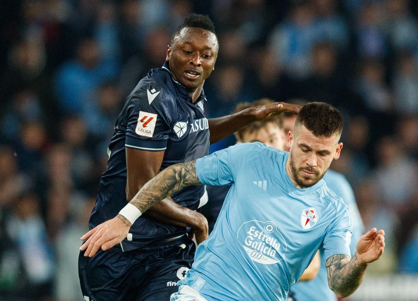 Carles Pérez, perseguido por Sadiq Umar en el Celta - Real Sociedad (Foto: LALIGA).