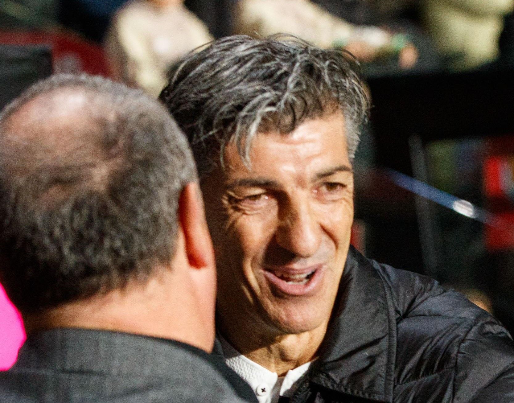 Imanol Alguacil saluda a Rafa Benítez en el Celta - Real Sociedad.