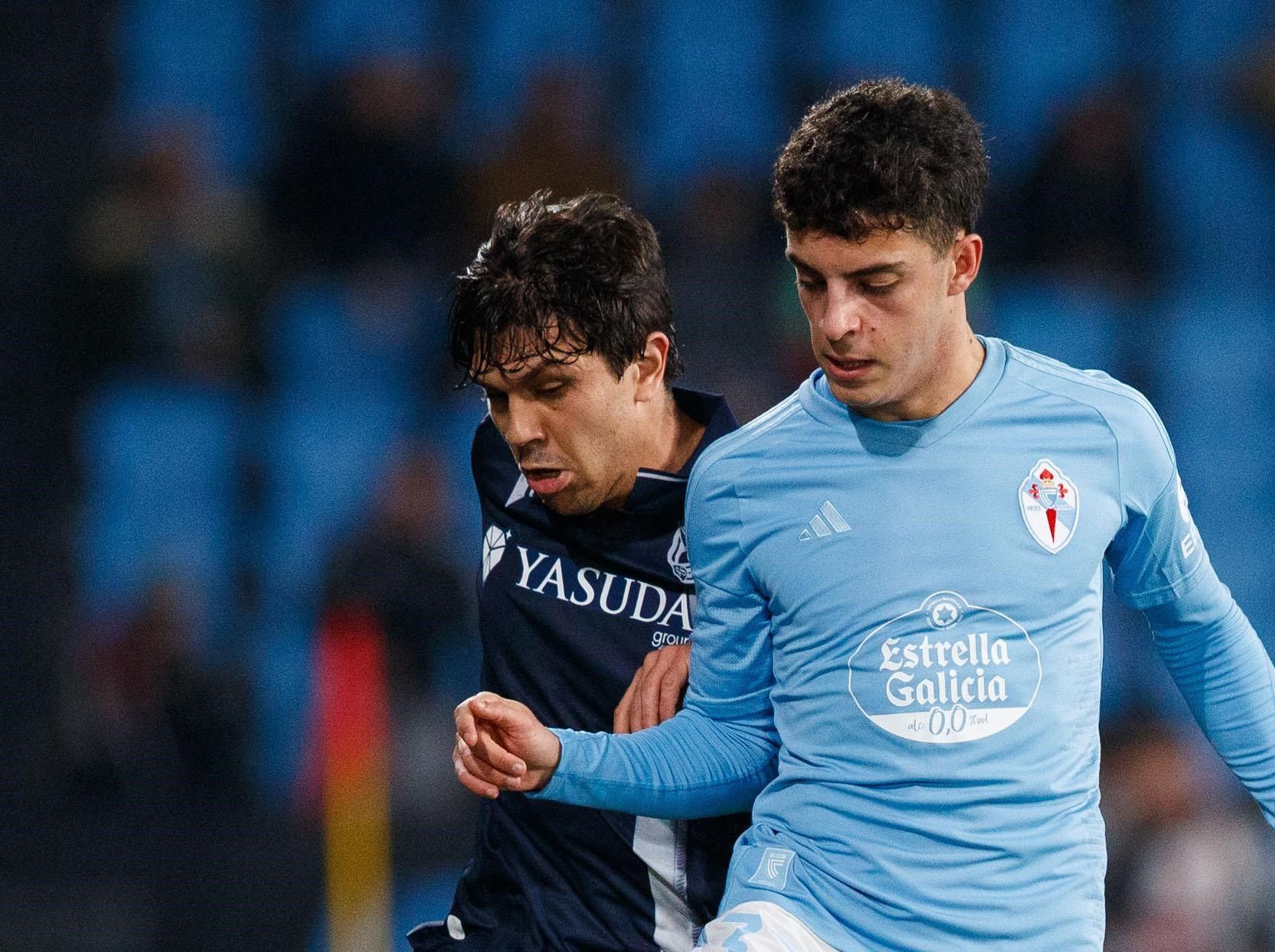  Hugo Álvarez protege ante Aramburu en el Celta - Real Sociedad.