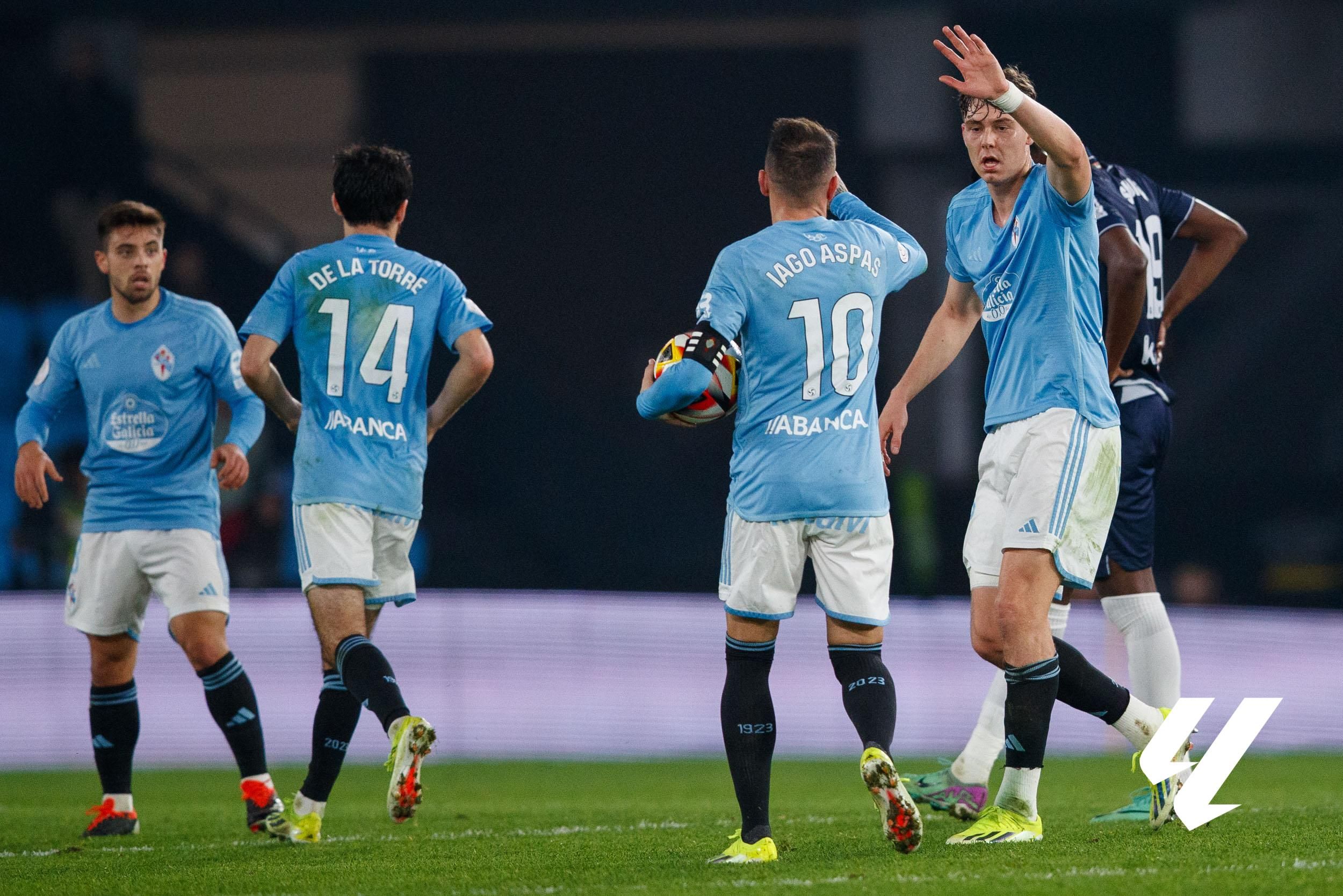  Iago Aspas recoge el balón junto a Luca de la Torre y Larsen en el Celta - Real Sociedad (Foto: LA