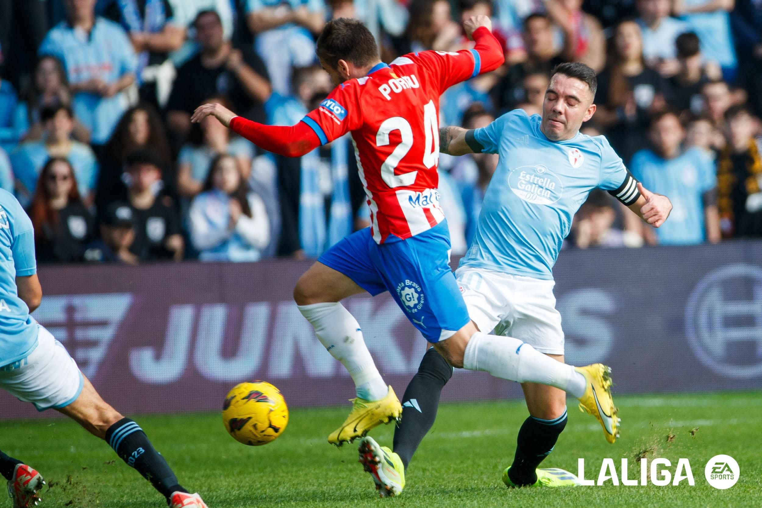  Aspas con un rival en el Celta - Girona.
