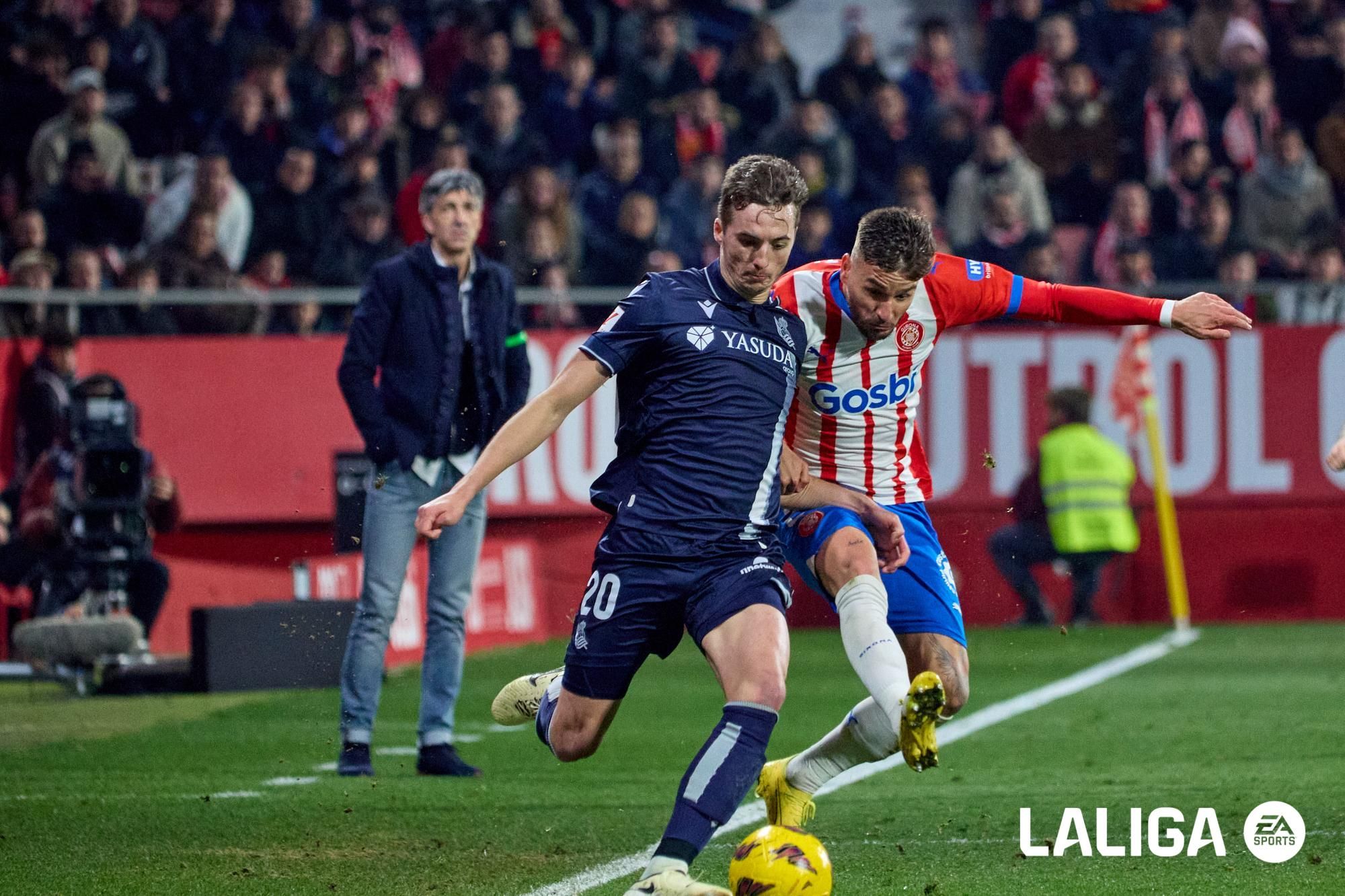  Jon Pacheco con Imanol al findo, presionado en el Girona - Real Sociedad.