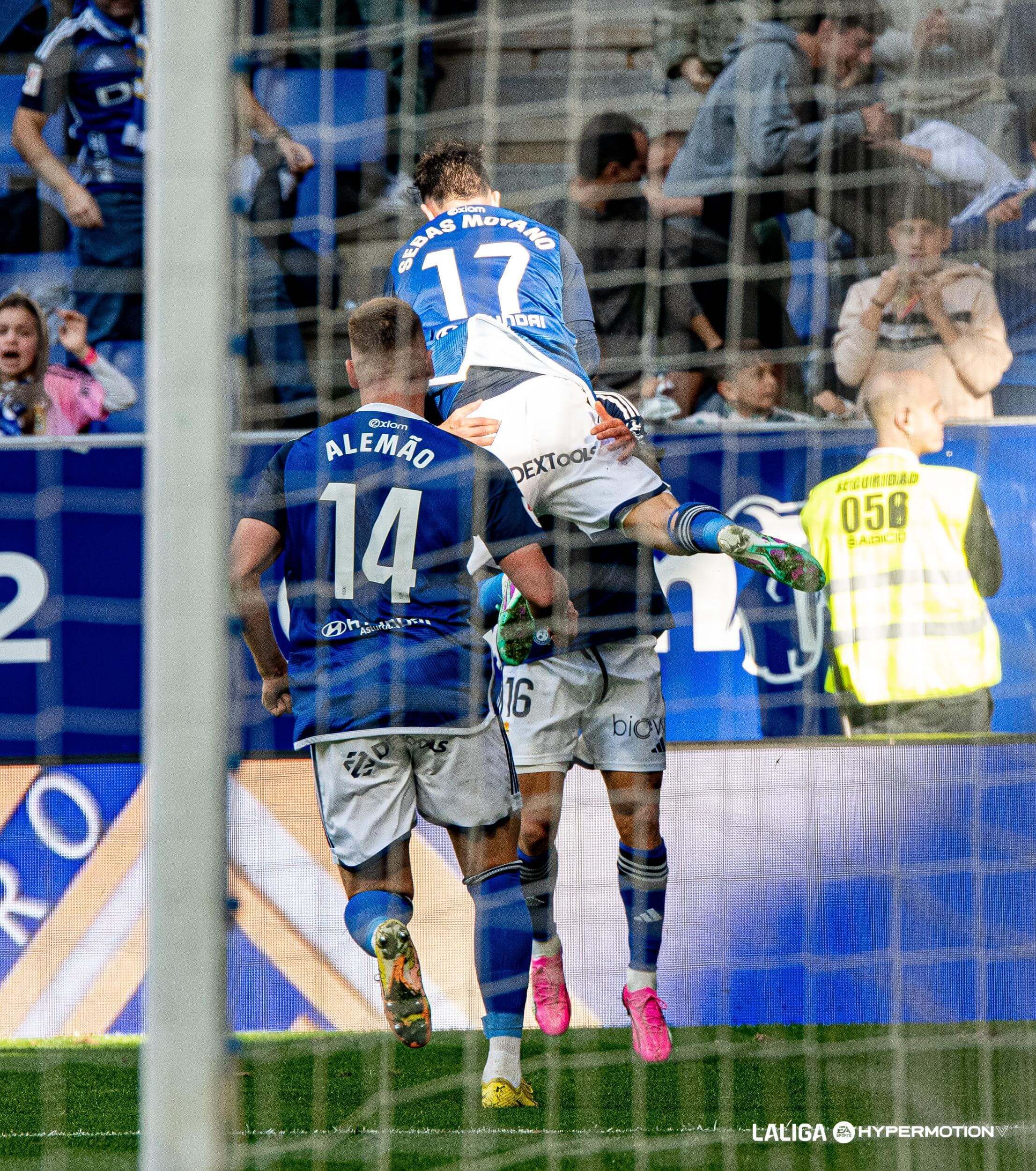  Los jugadores del Oviedo celebran el gol de Sebas Moyano.