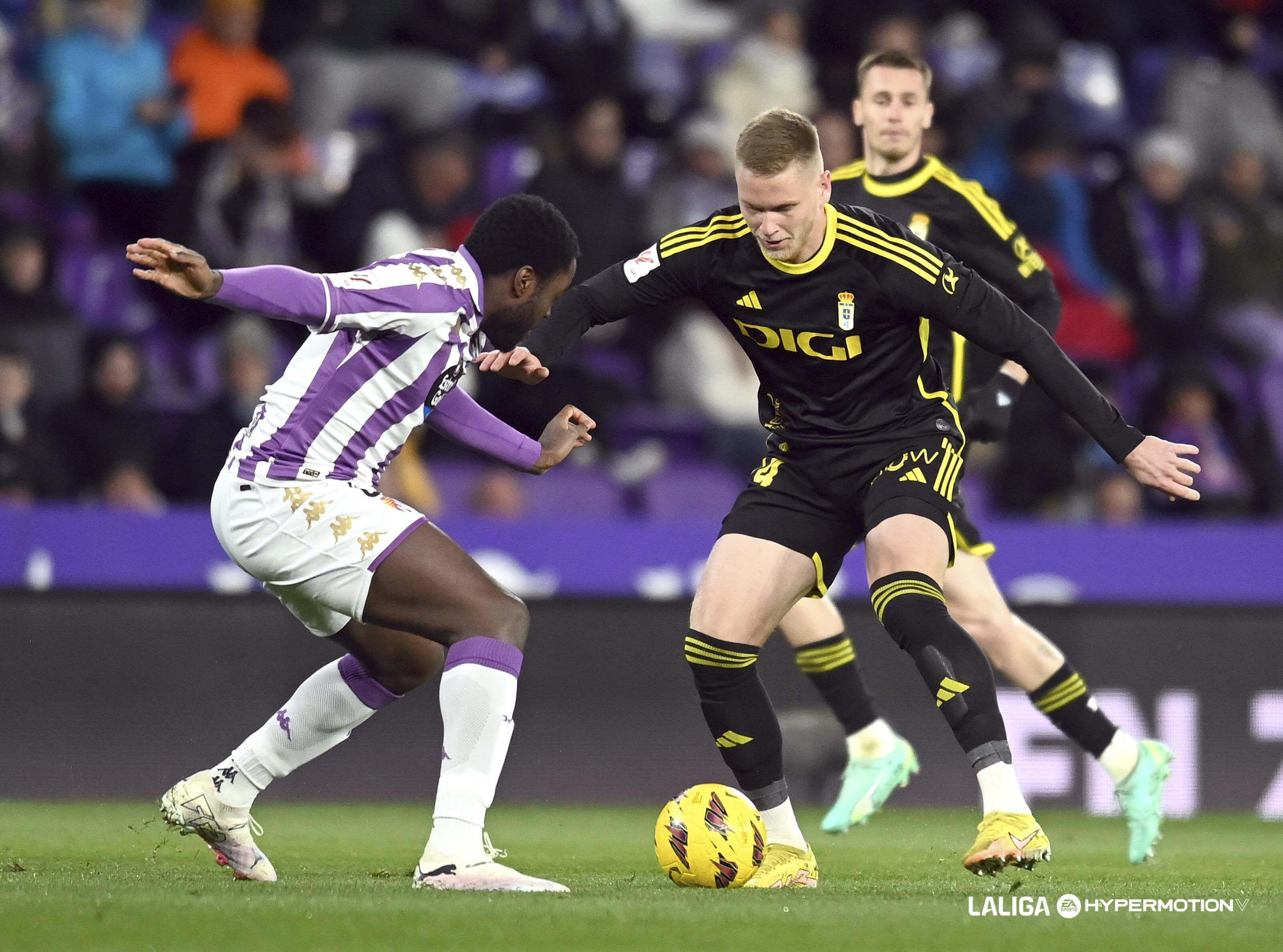  Boyomo presiona a Alemao en el Valladolid - Oviedo.