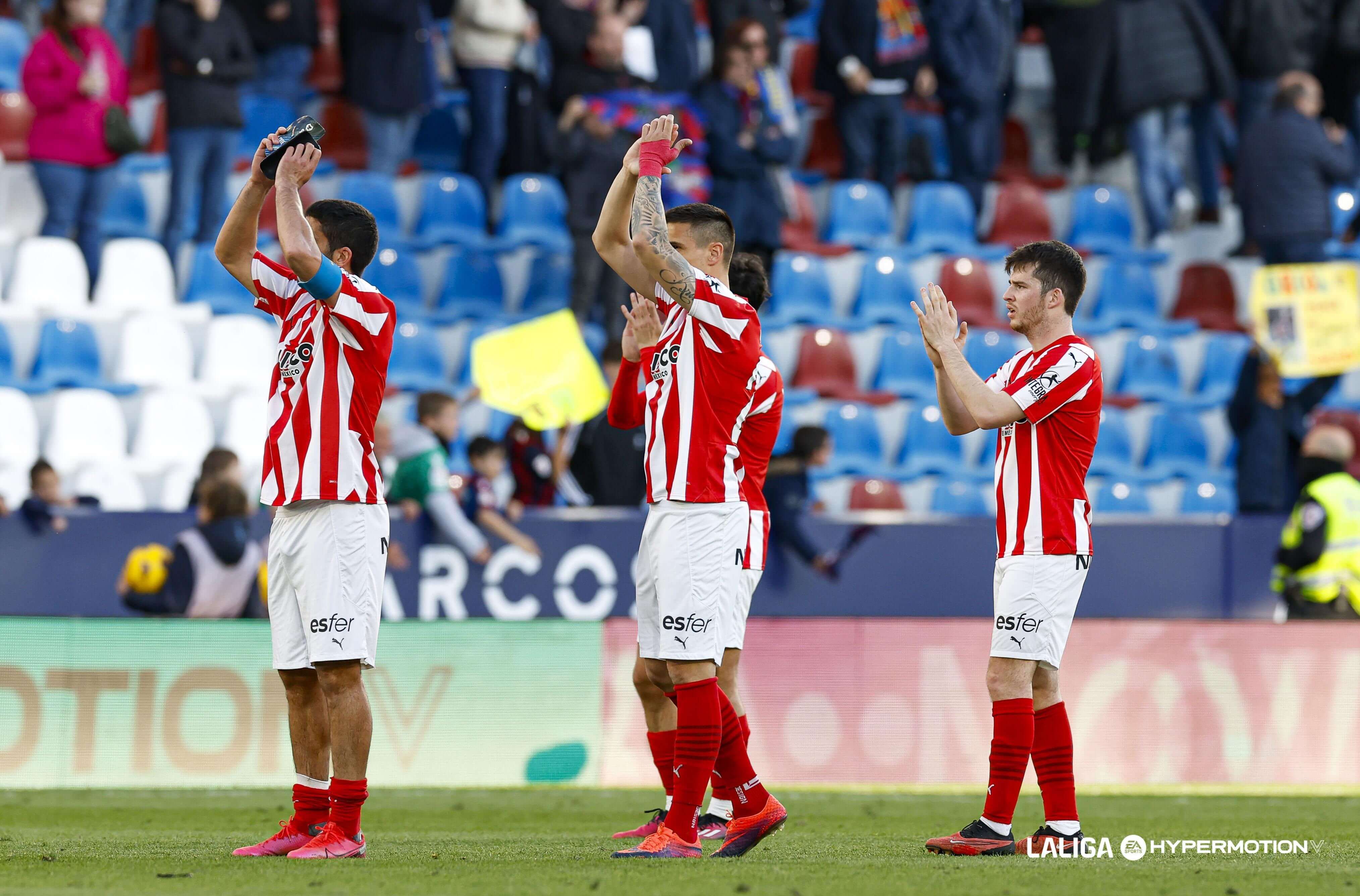 El Sporting pide perdón a su afición tras perder ante el Levante.