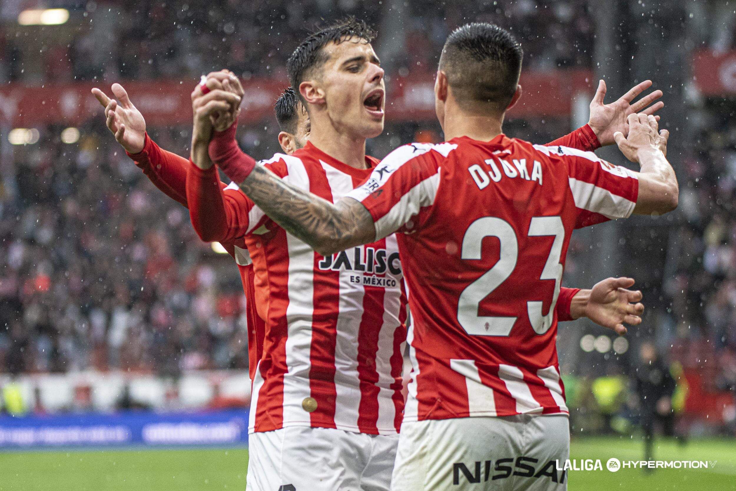 Djuka celebra su gol en el Sporting - Racing.
