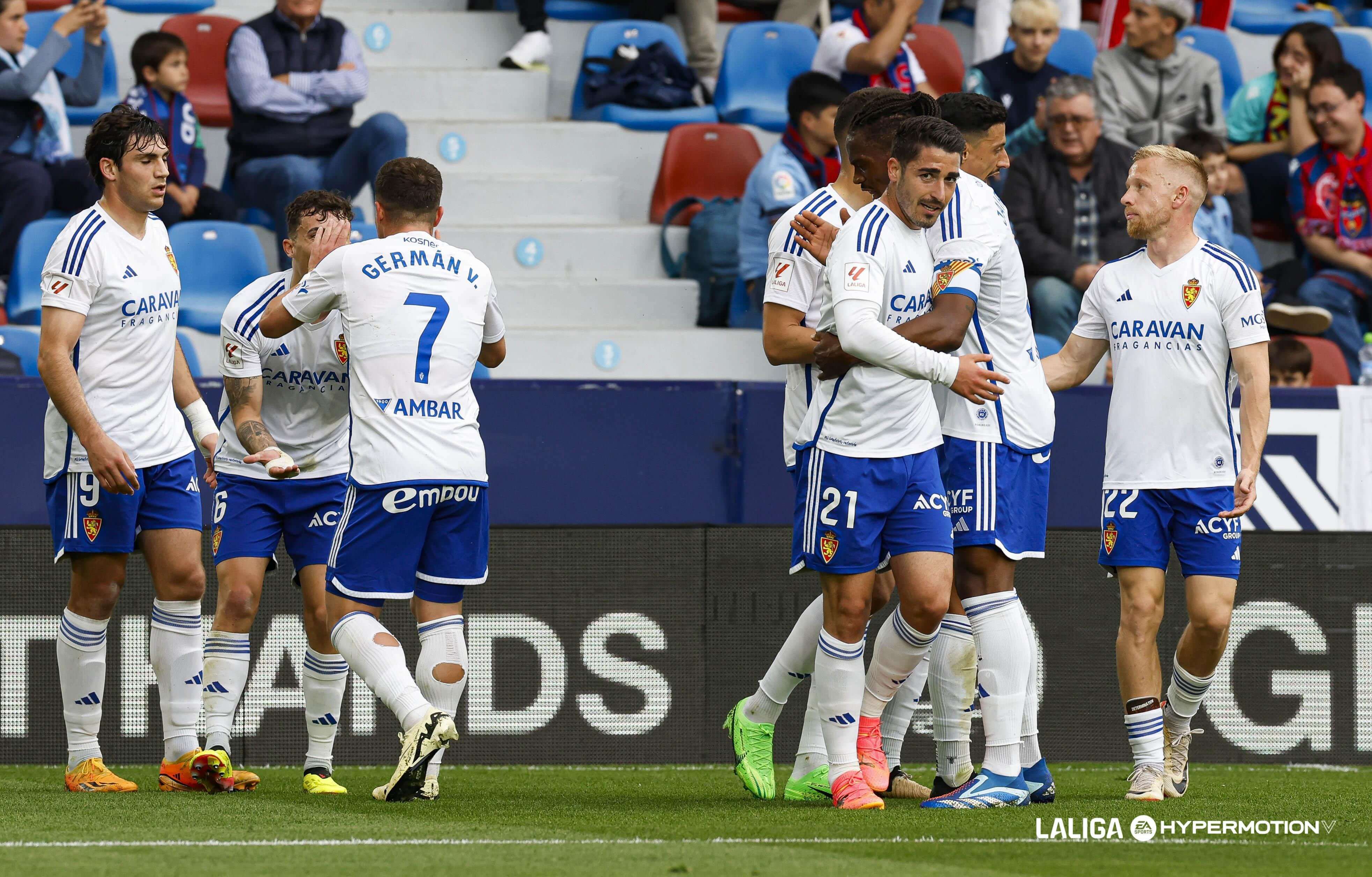  Los jugadores del Real Zaragoza celebran el gol ante el Levante esta temporada.