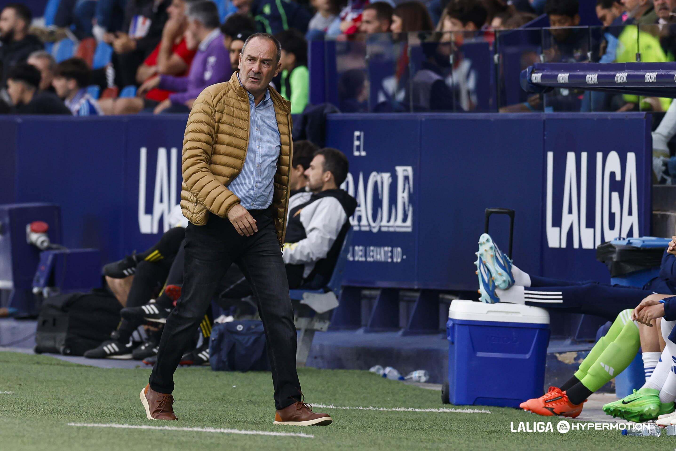 Víctor Fernández en el banquillo durante un partido del Real Zaragoza.