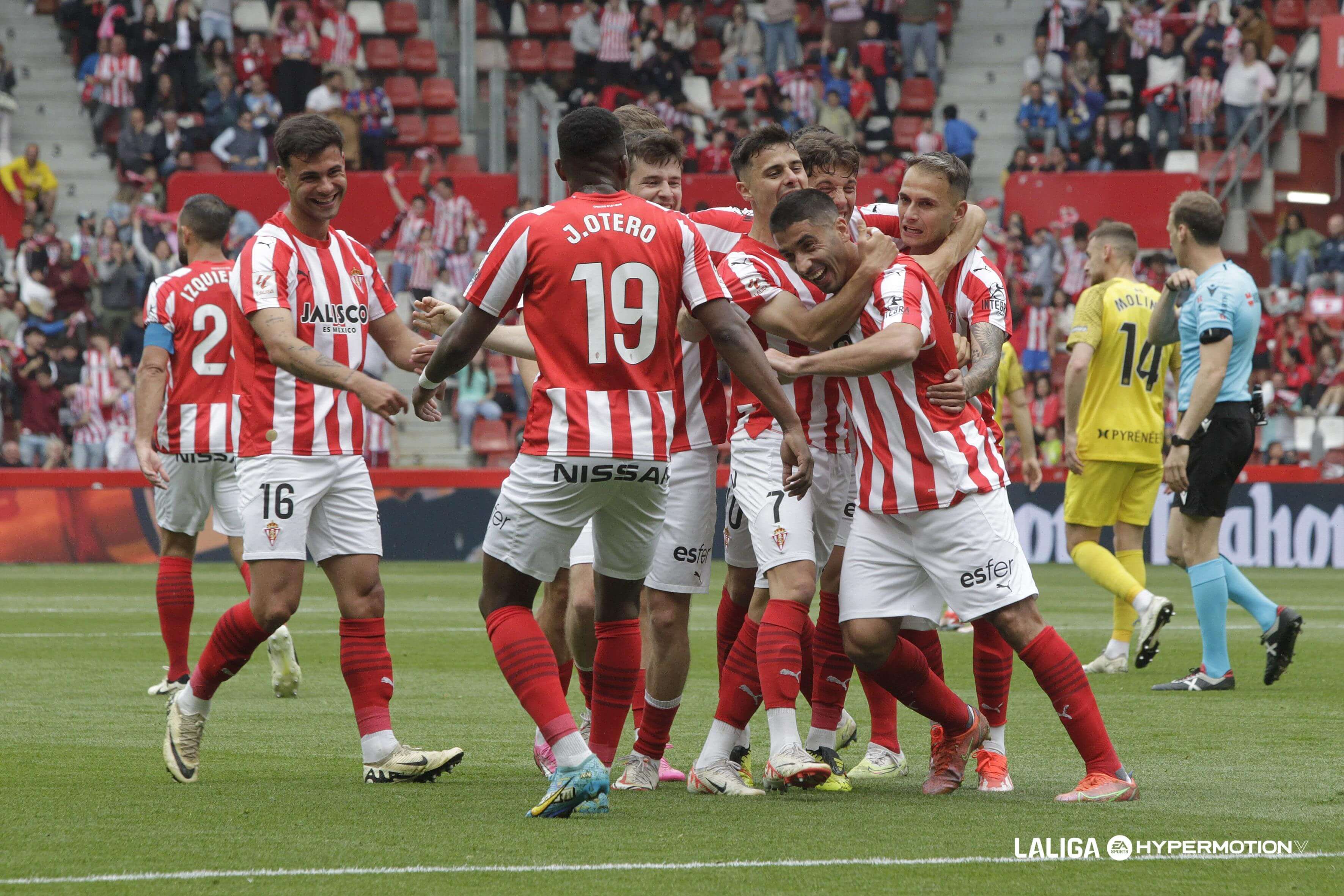 El Real Sporting celebra el gol de Cote al Andorra.