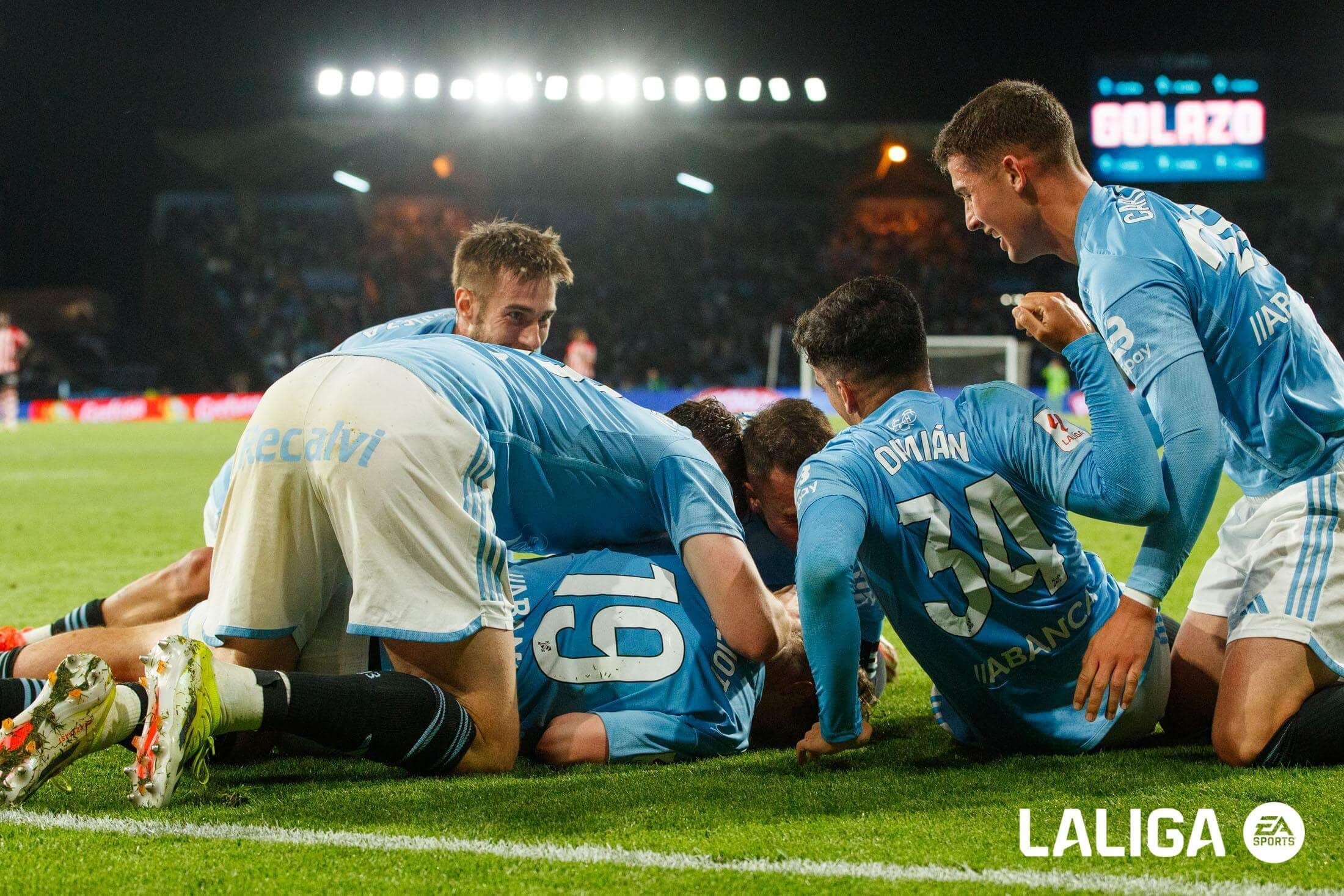 Los jugadores del Celta celebran el gol de Swedberg.