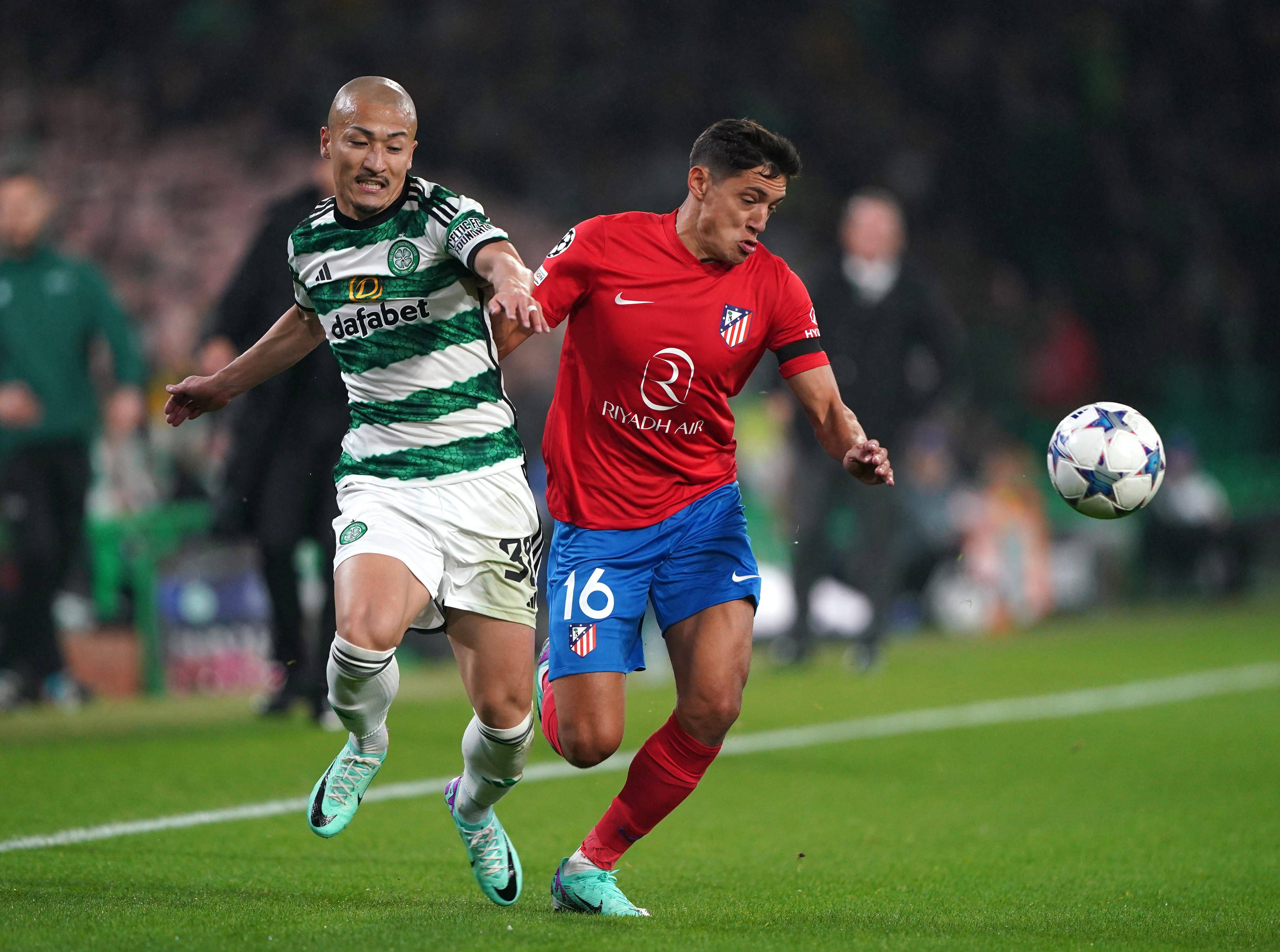 Nahuel Molina, ante Maeda en el Celtic-Atlético.