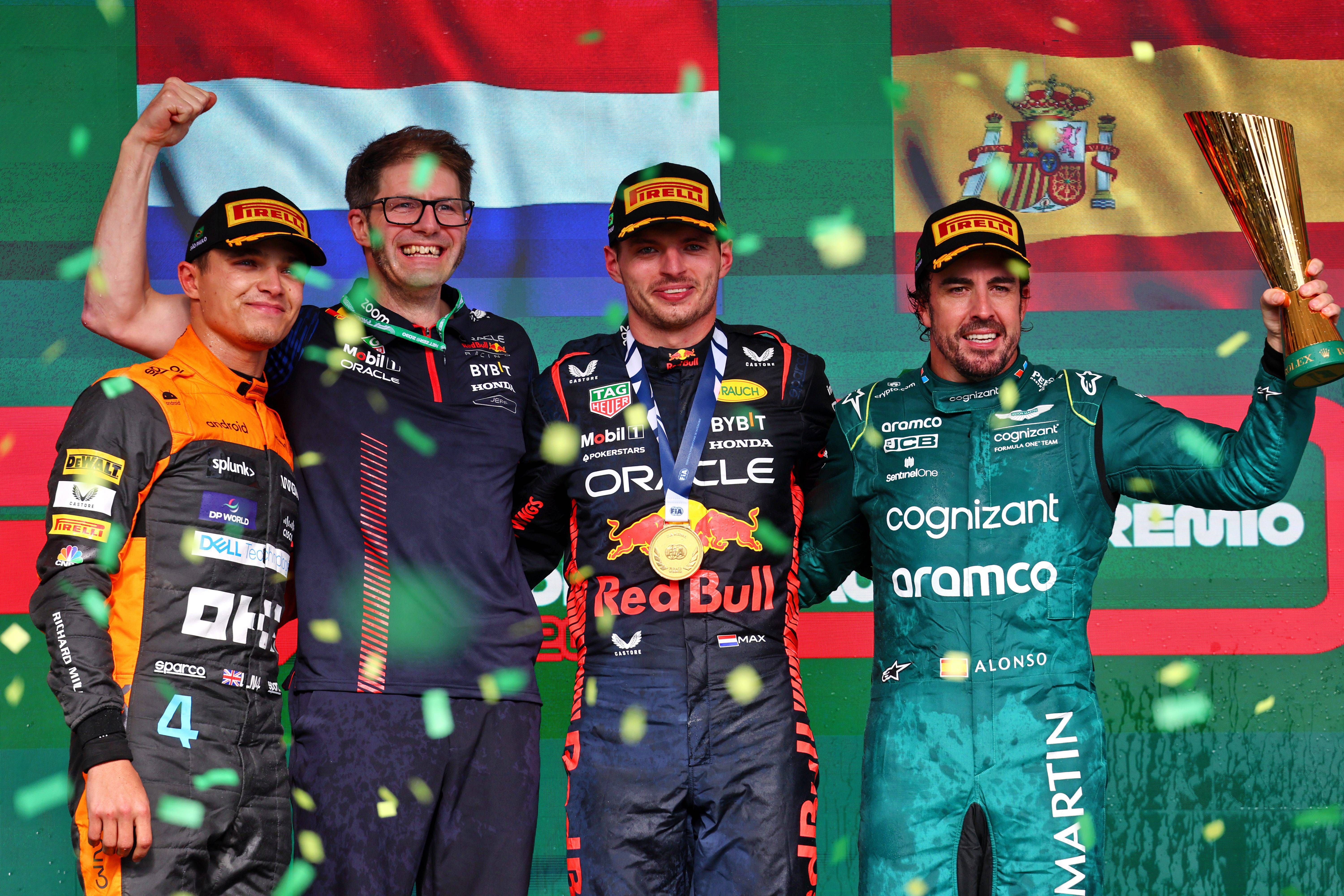  Lando Norris, Max Verstappen y Fernando Alonso en el podio de Brasil (Cordon Press)