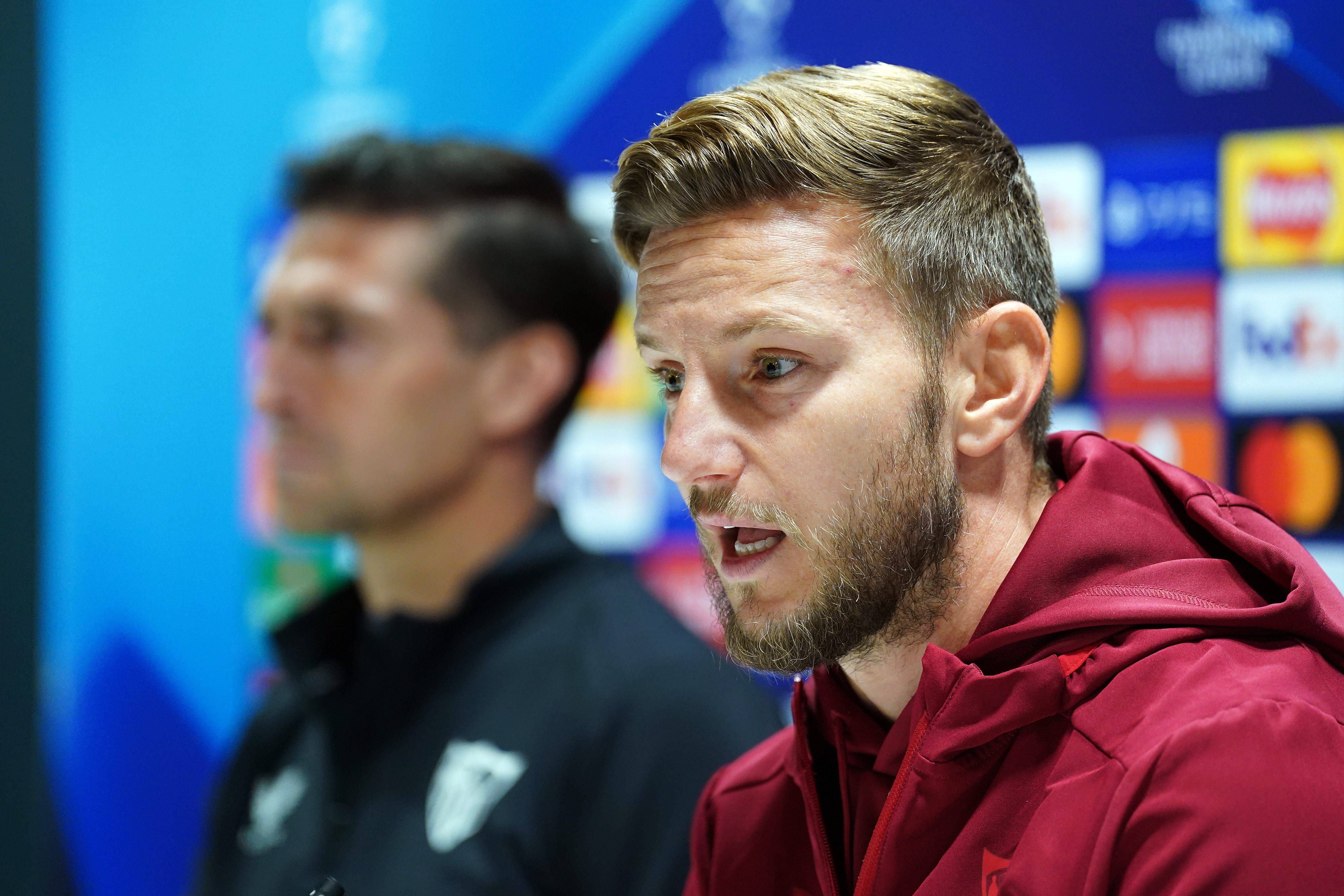  Rakitic y Diego Alonso, en la rueda de prensa de Londres.