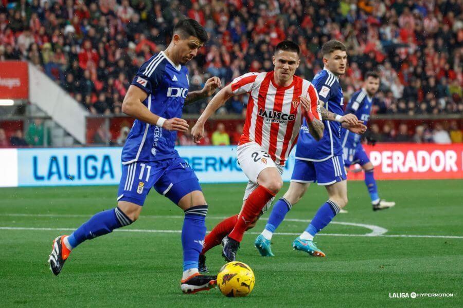  Djuka presiona a Colombatto durante el derbi en El Molinón.